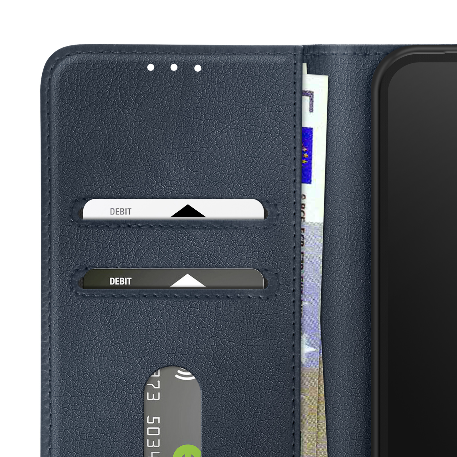 Primo piano di una custodia per telefono in pelle blu navy aperta con carte di debito e denaro contante visibili.