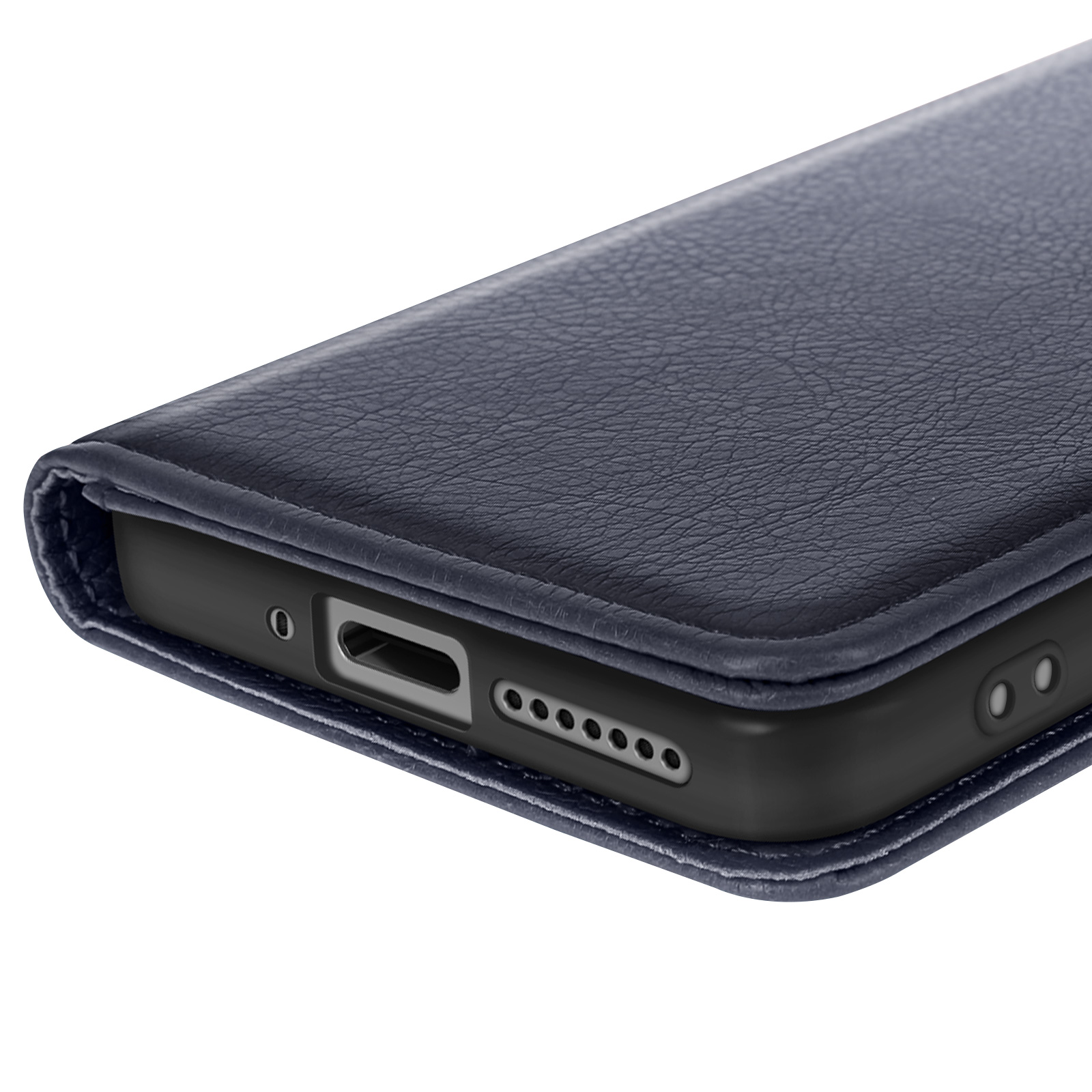 Primo piano della parte inferiore di una custodia per telefono in pelle blu navy, con un telefono scuro all'interno.
