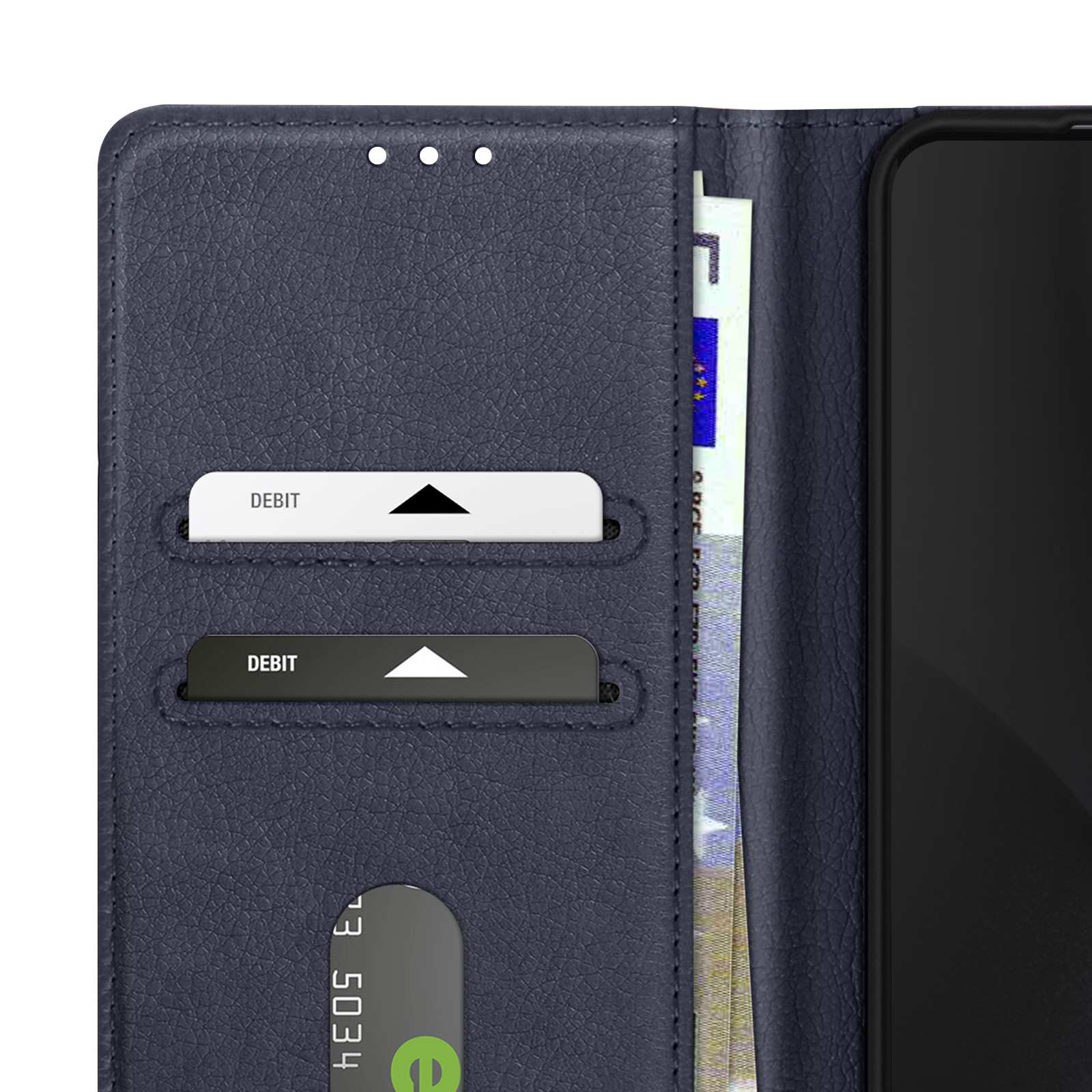 Una custodia per telefono blu navy con fessure per carte che contengono carte di debito e una banconota in euro.