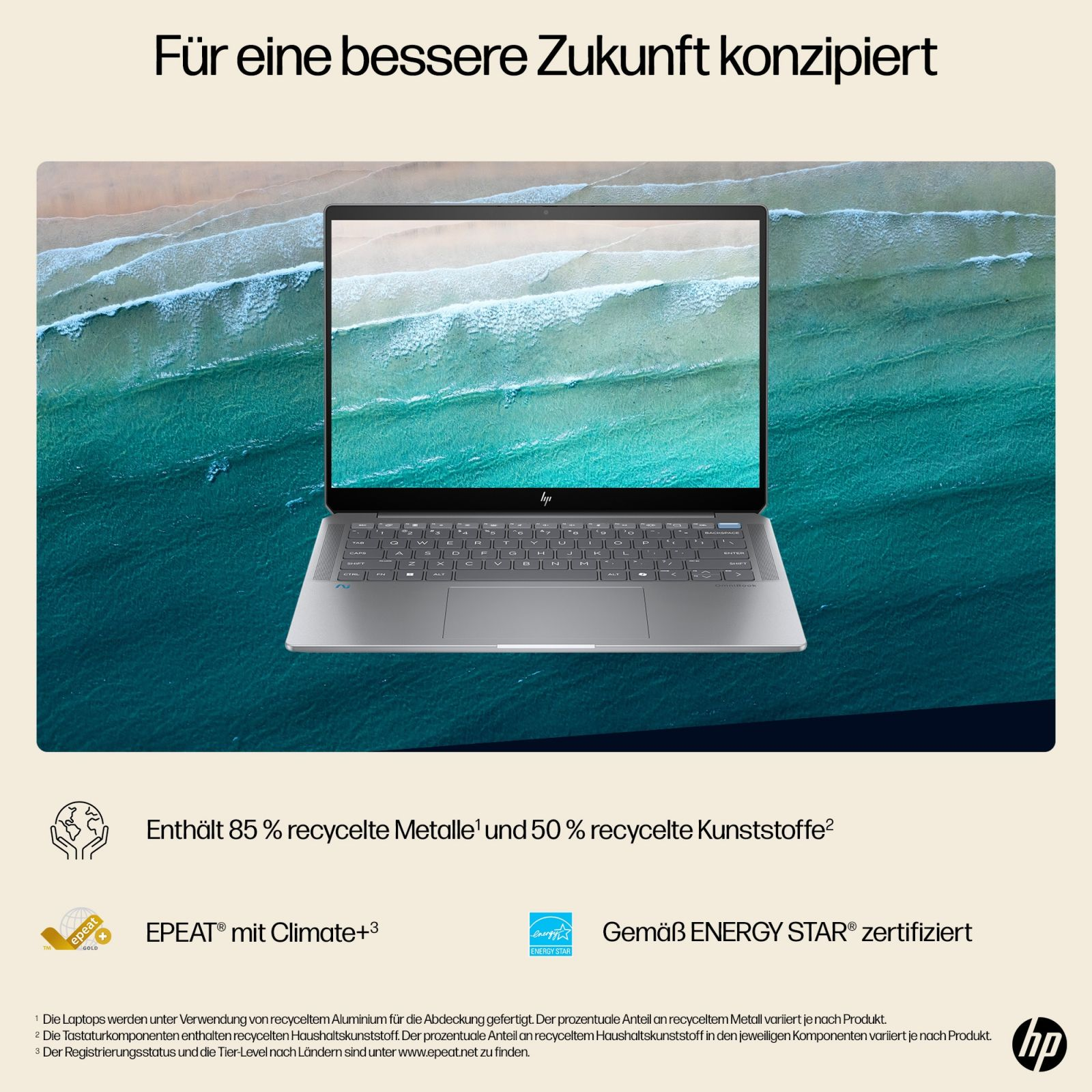 Laptop na biurku z tekstem promującym materiały z recyklingu i efektywność energetyczną.