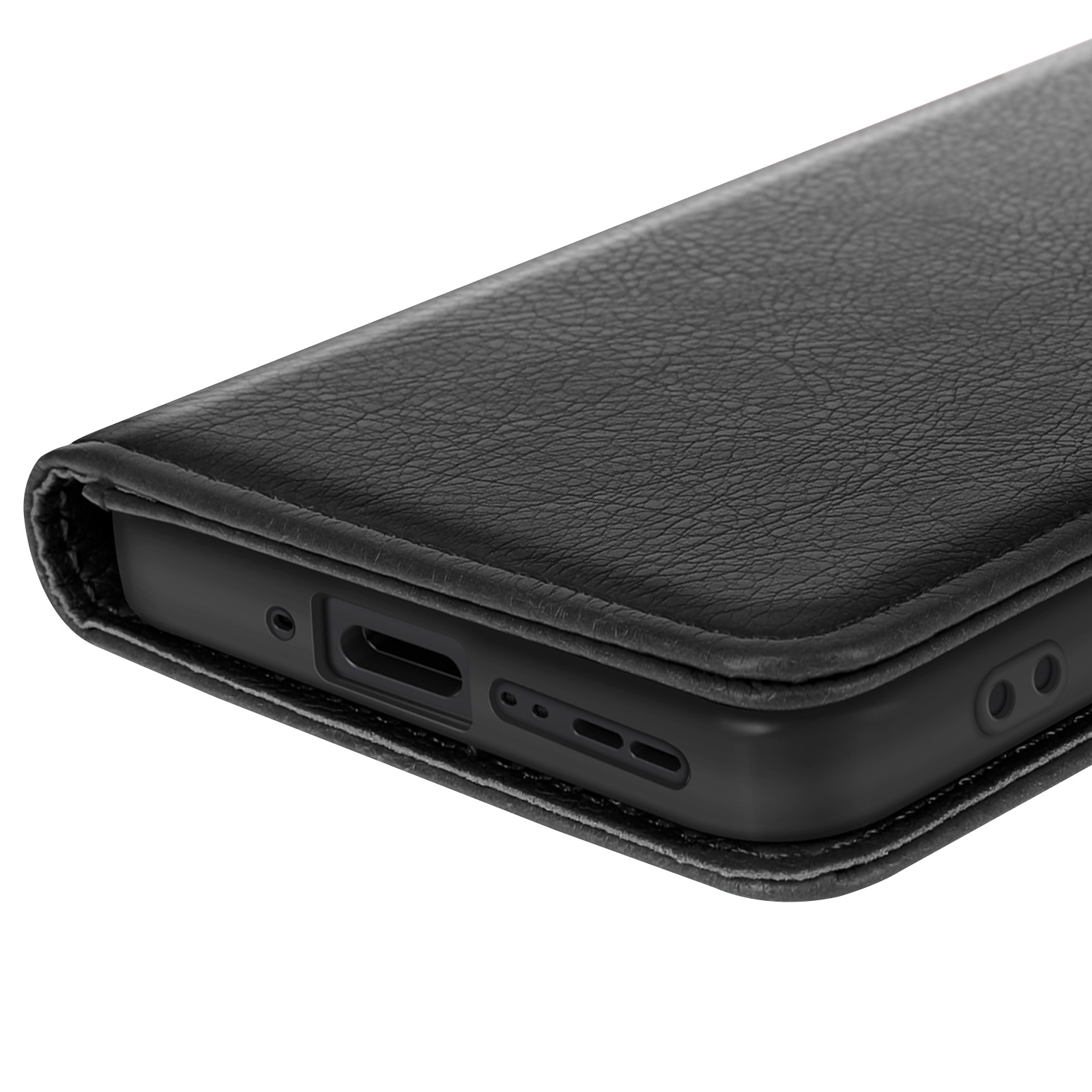 Primer plano de una funda de cuero negra con el puerto de carga y el altavoz visibles.