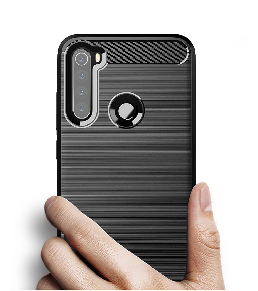 Primer plano de una funda negra para teléfono con textura de fibra de carbono en la parte superior.