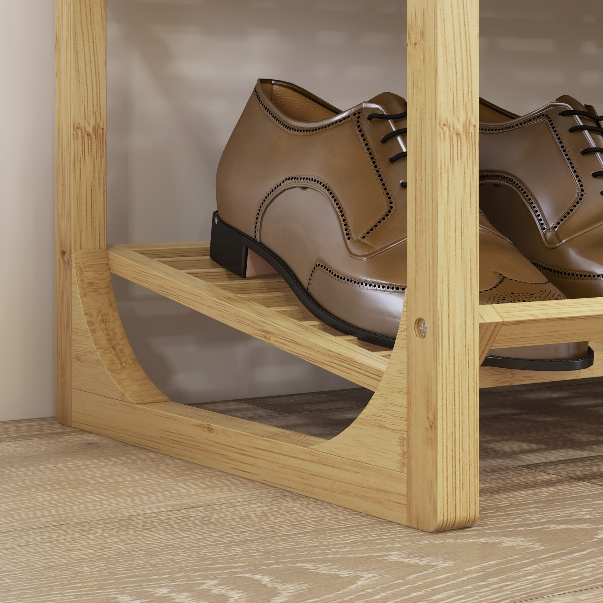 Nahaufnahme von braunen Schuhen auf einem Schuhregal aus Holz. Das Regal ist hell.