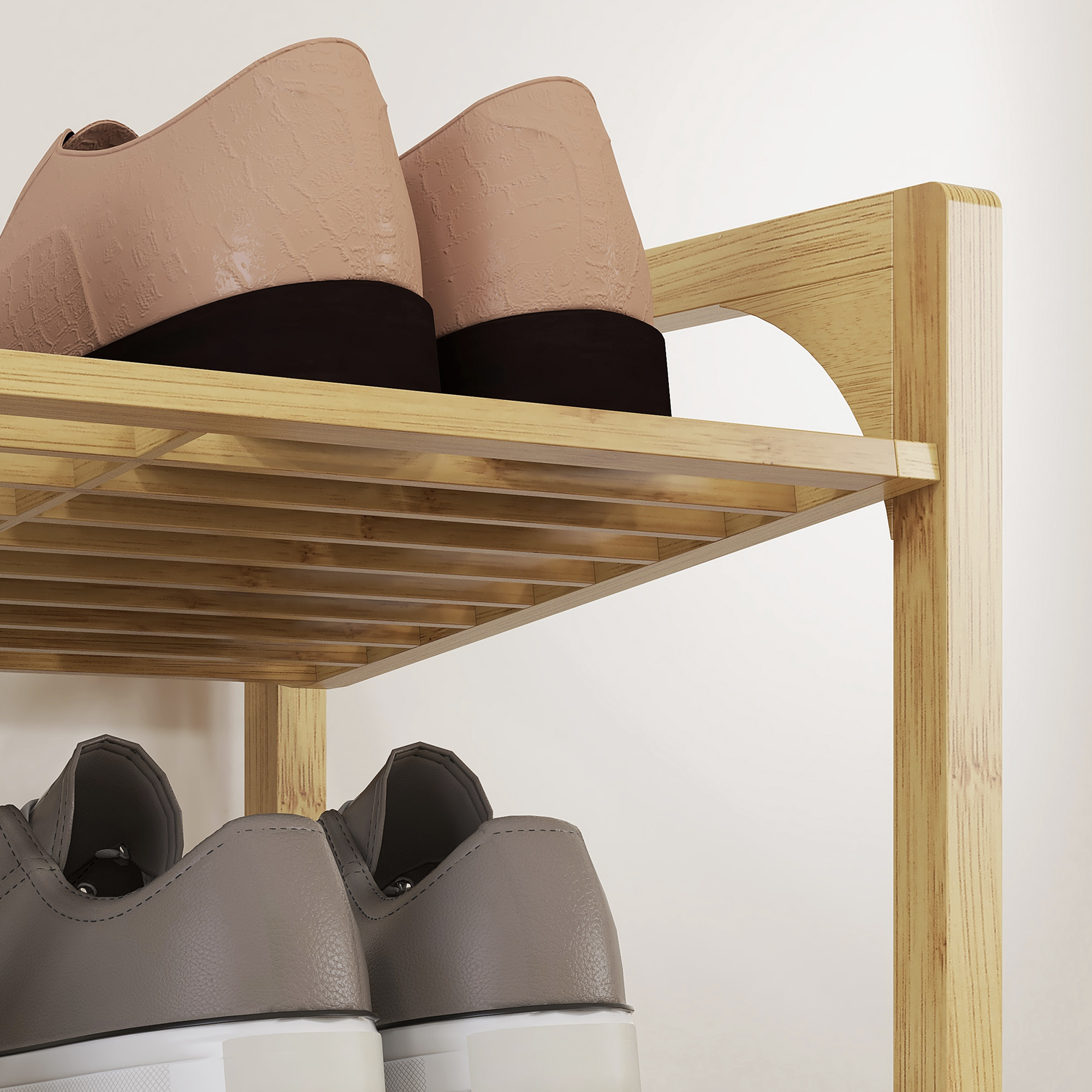 Schuhregal aus Holz mit zwei Paar Schuhen, eins oben, eins unten.