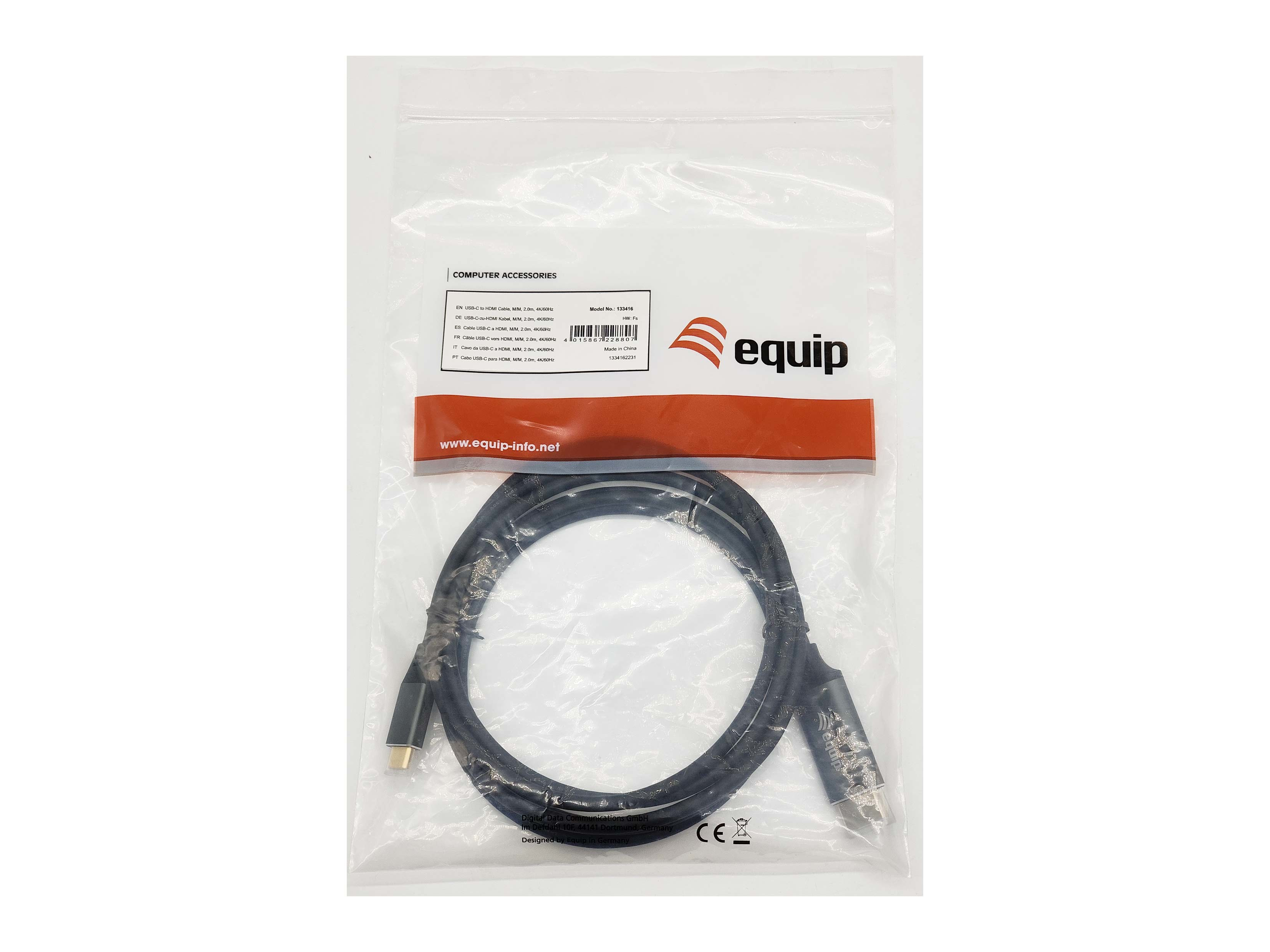 Un cable HDMI negro está empaquetado en una bolsa de plástico transparente. La bolsa tiene una etiqueta blanca y el logotipo 'equip'.