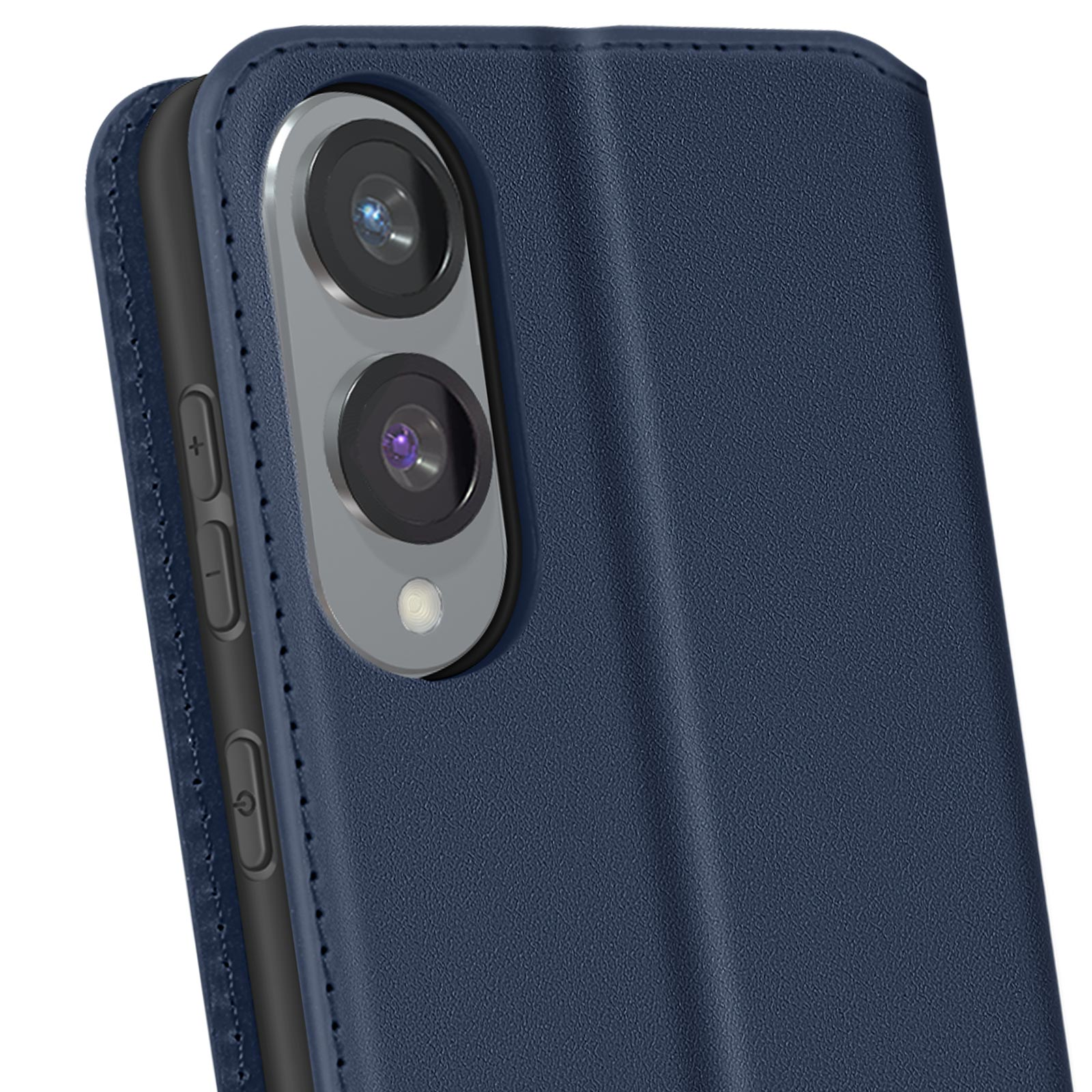 Primo piano di una custodia blu per telefono con un telefono all'interno. Il telefono ha tre obiettivi. La custodia è chiusa.