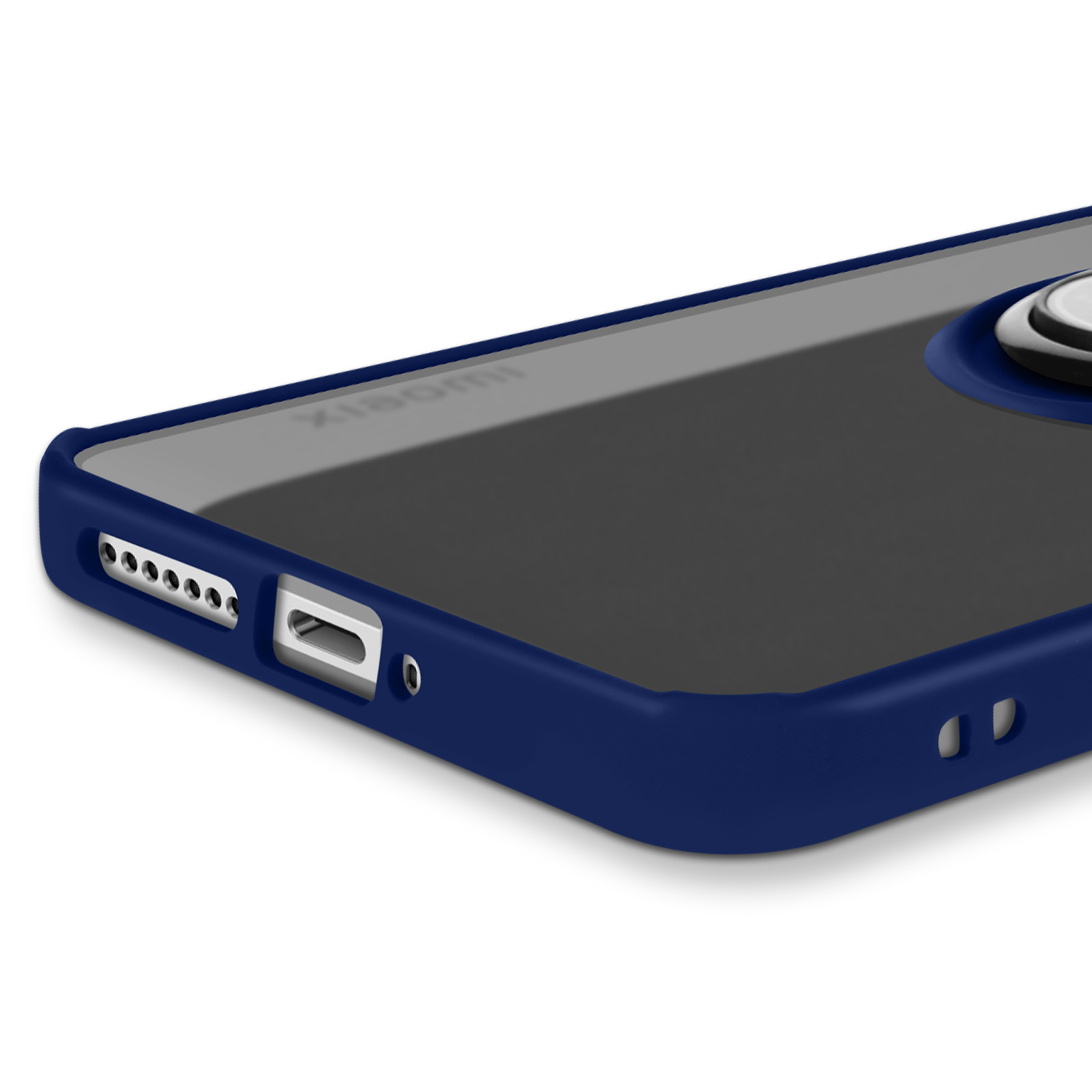 Primo piano di una custodia blu per telefono con supporto ad anello argentato. La custodia ha ritagli per le porte.