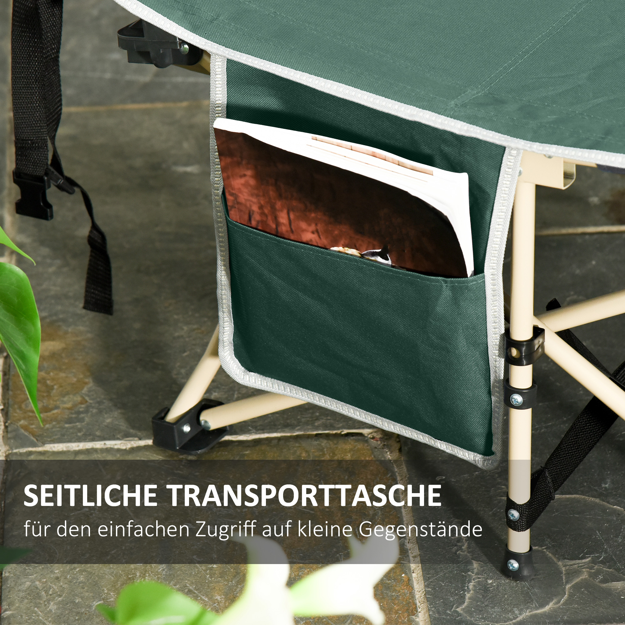 Ein grüner Camping-Klapptisch mit einer Seitentasche und einer Zeitschrift. Beige Tischbeine.