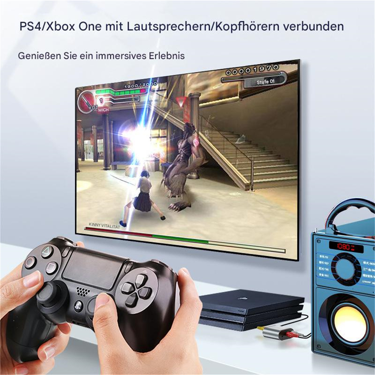 Hände halten Controller, Spielen am Fernseher, verbunden mit Lautsprecher. Spielszene mit Charakter auf Treppe.