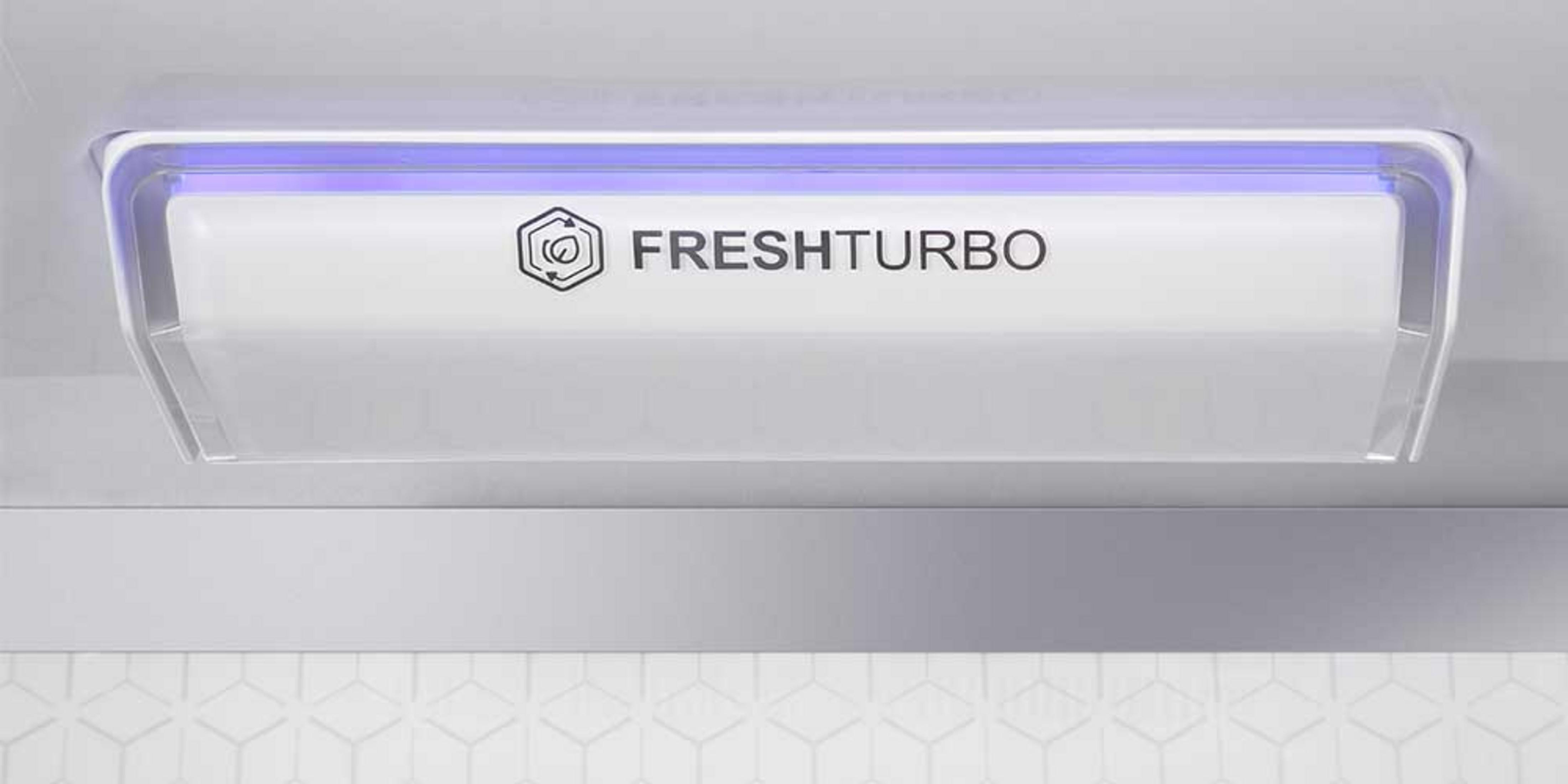 Un primo piano di un pannello bianco con il testo 'FRESHTURBO'.