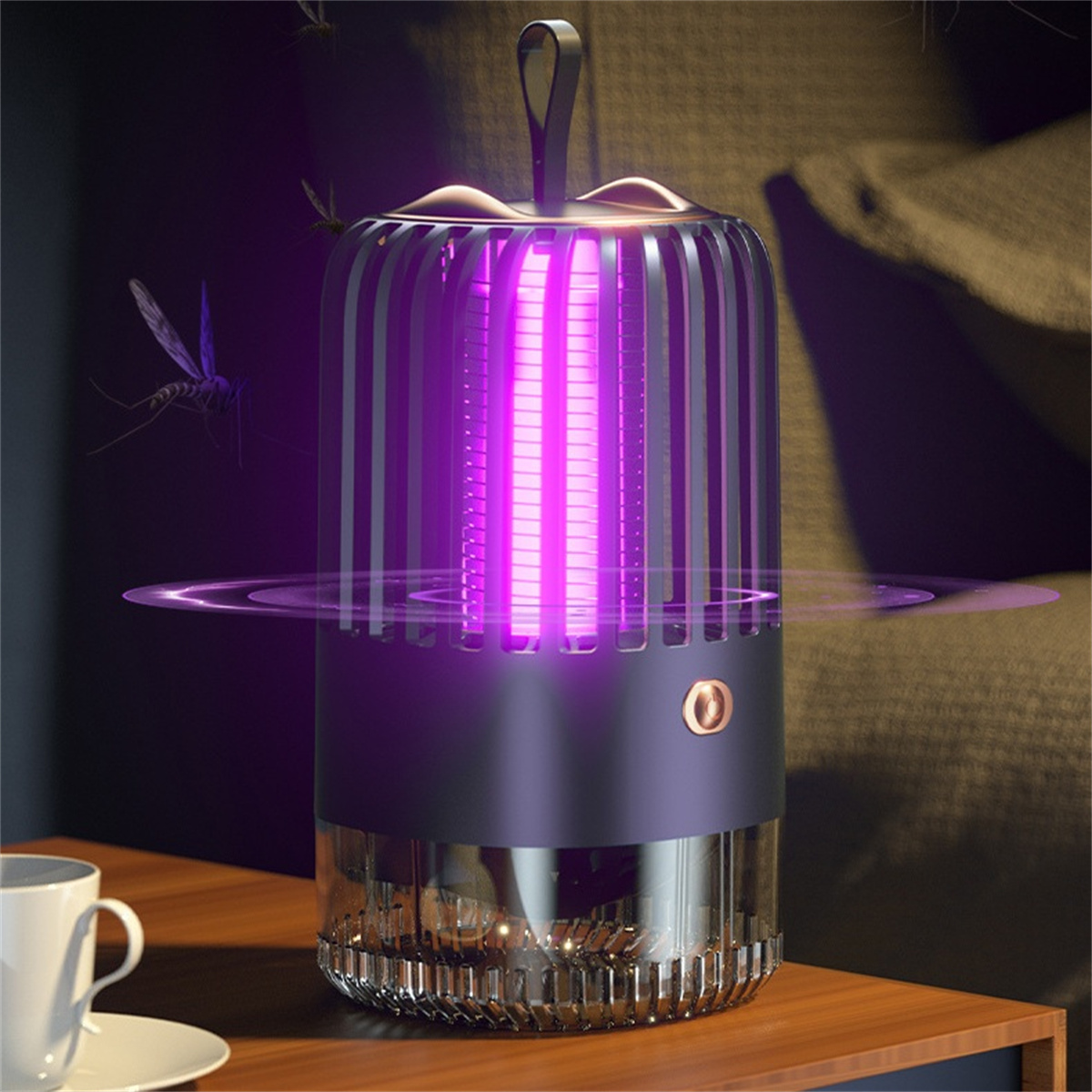 Insektenvernichter mit violettem Licht in einem Raum, mit zwei herumfliegenden Mücken und einer weißen Tasse auf Untertasse.