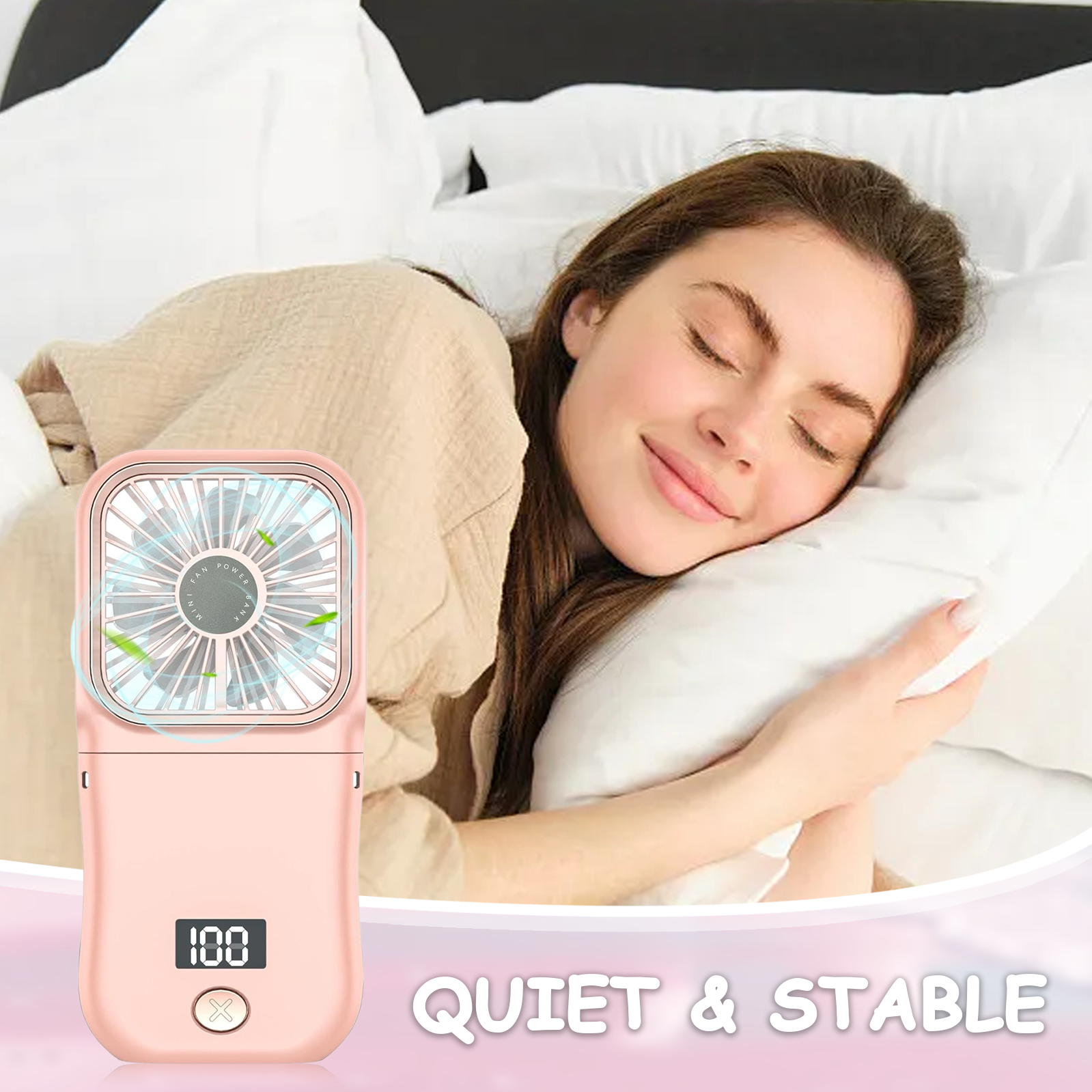 Eine schlafende Frau mit einem pinkfarbenen tragbaren Ventilator daneben. Text: 'Quiet & Stable'.
