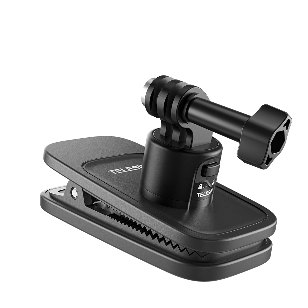 Zwarte GoPro-clipbevestiging op een witte achtergrond. Close-up, schuine weergave.