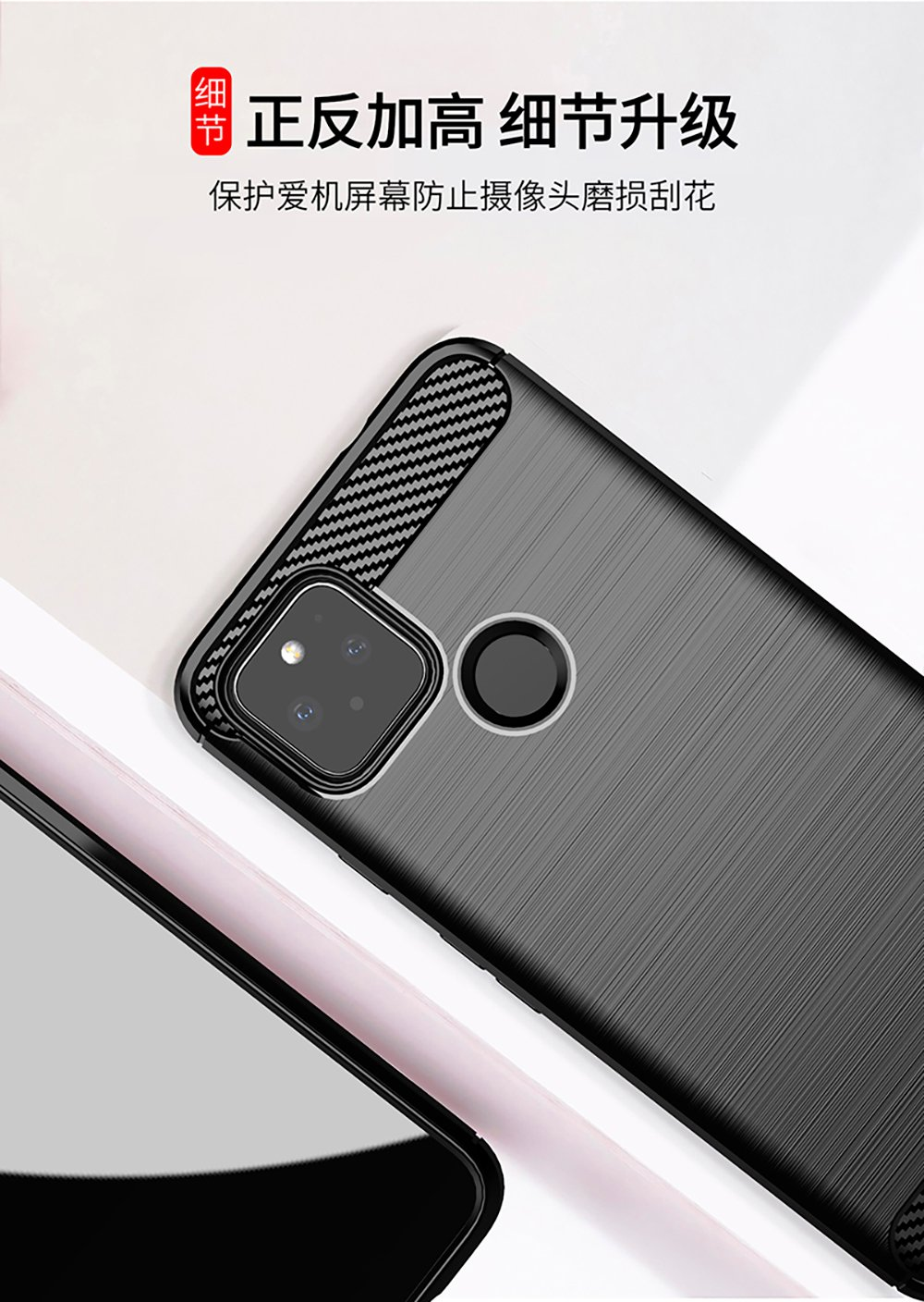 Funda de teléfono negra con detalles de fibra de carbono. Teléfono en superficie blanca. Primer plano.