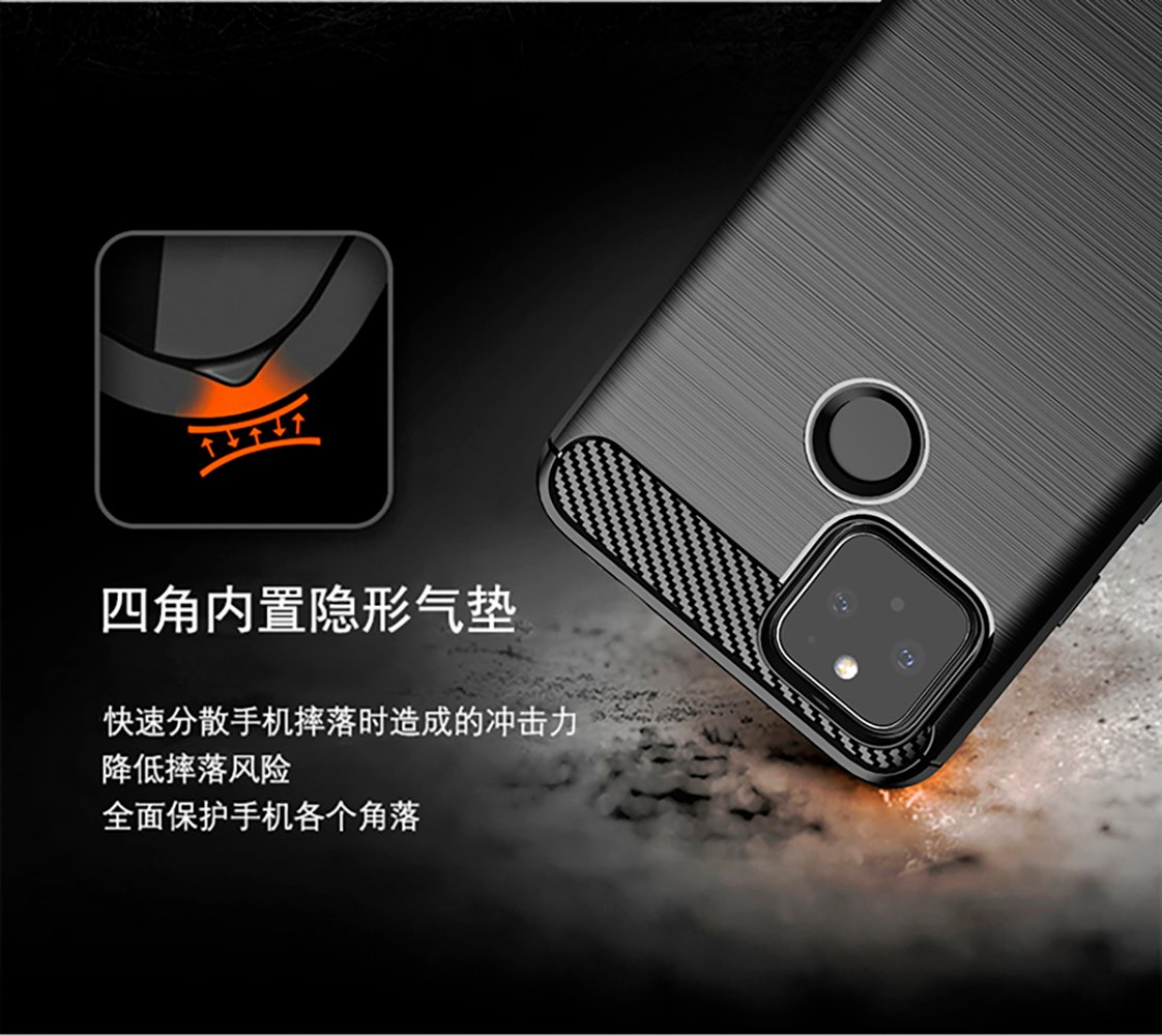Funda negra para teléfono con acabado texturizado, detalles de fibra de carbono y recorte para la cámara. Fondo con texto.