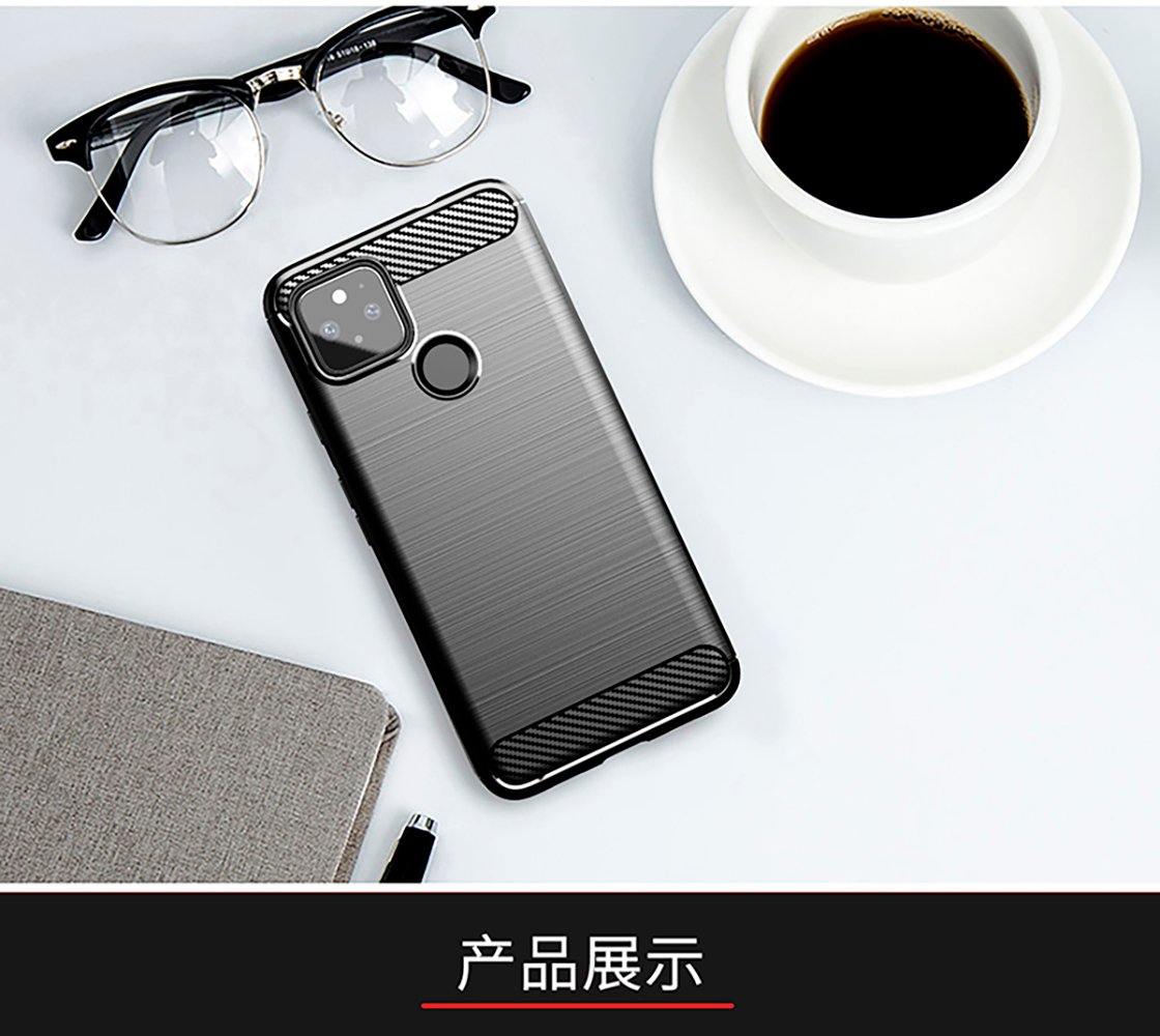 Funda de teléfono con accesorios: gafas, cuaderno y café. Superficie blanca.