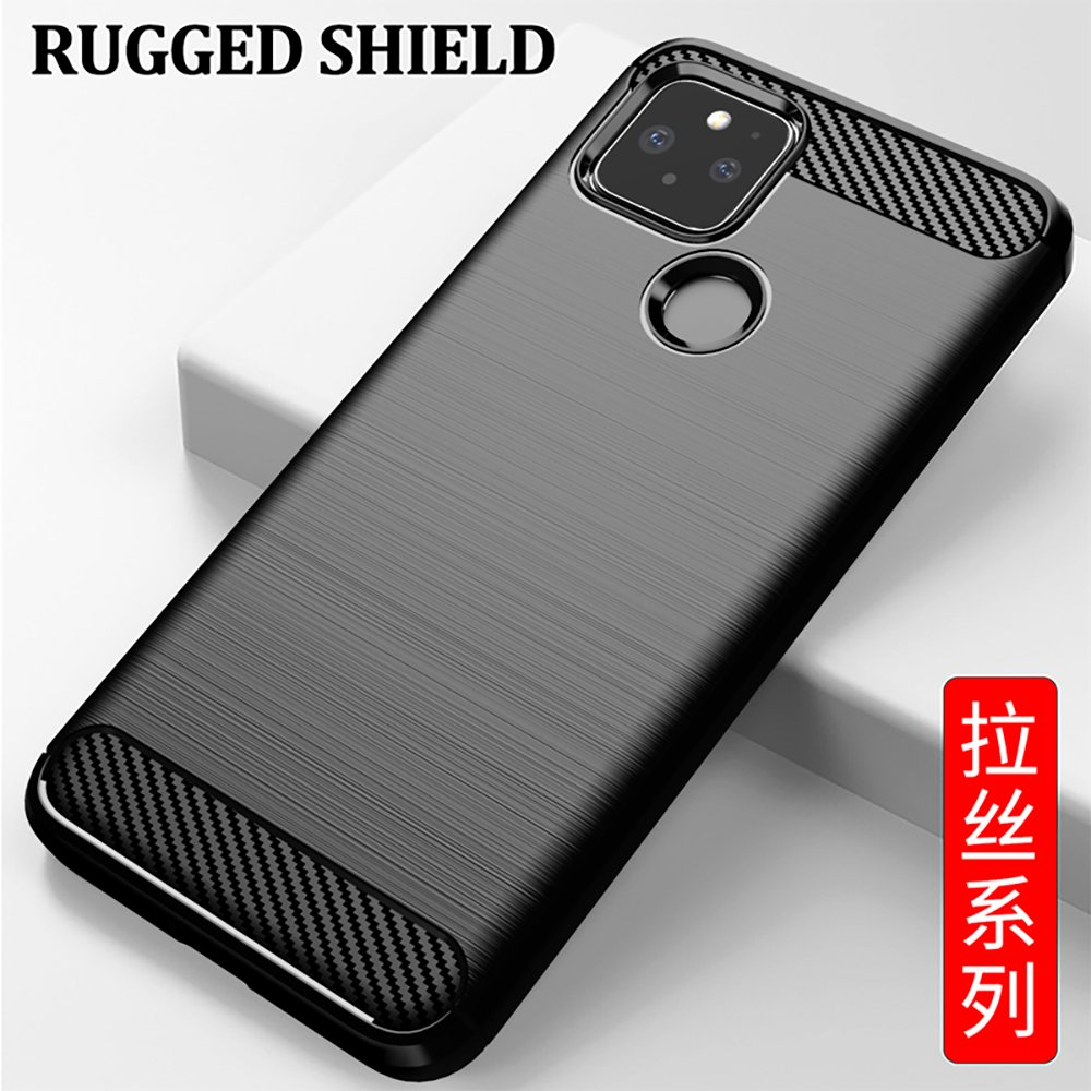 Funda negra para teléfono con acabado texturizado y detalles de fibra de carbono. La funda está sobre una superficie blanca.