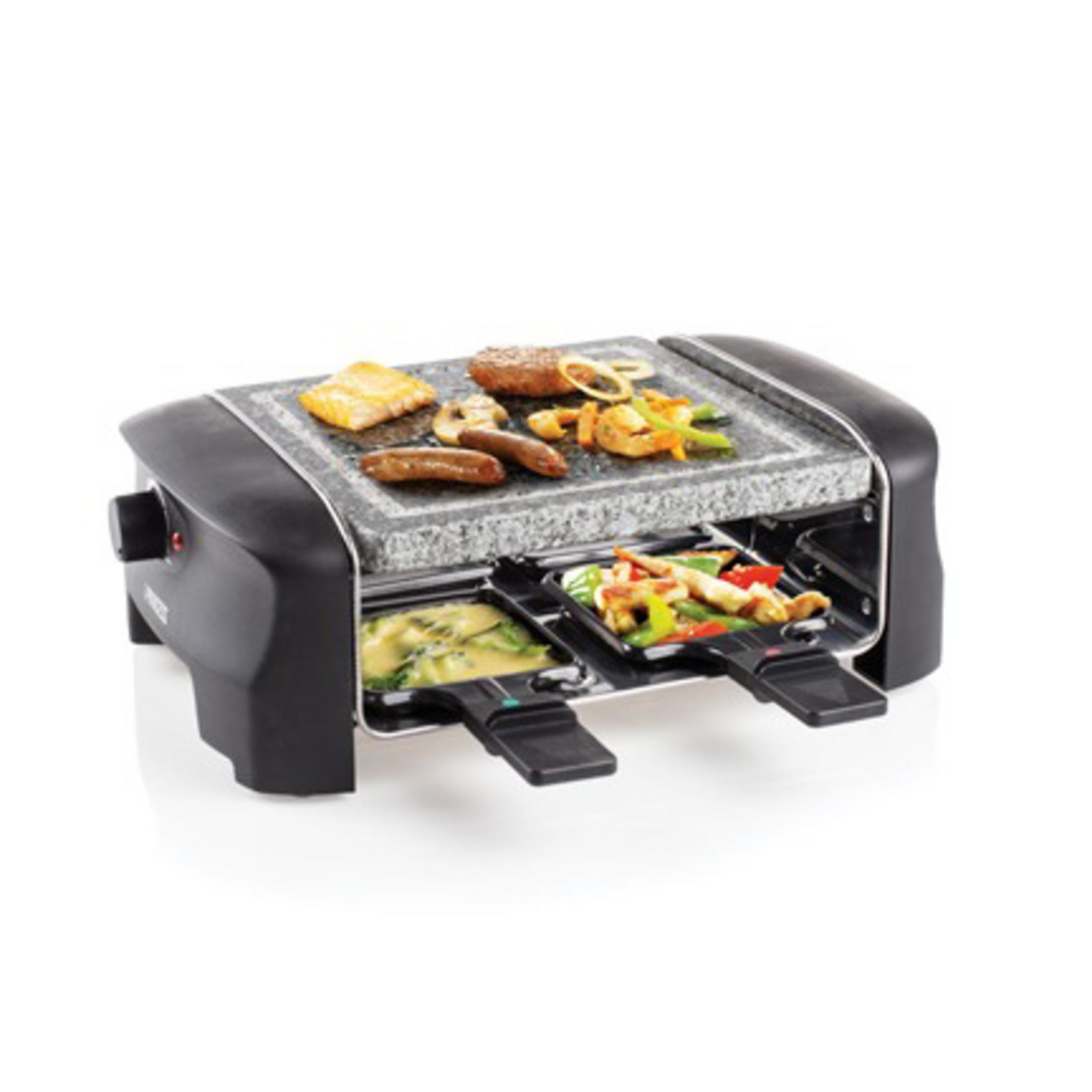 Grill do raclette z jedzeniem, w tym warzywami i mięsem, na kamieniu i w tackach.