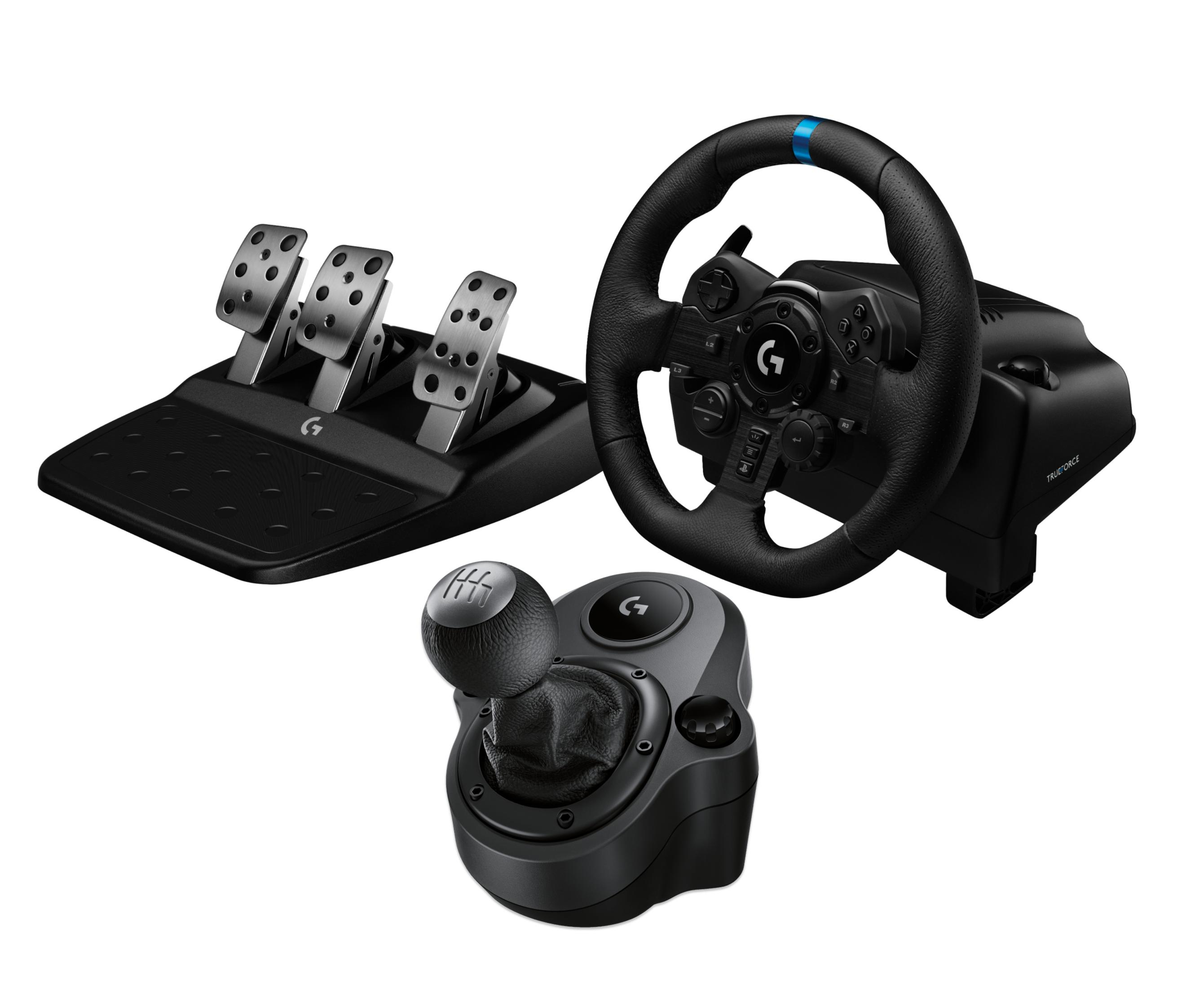 Kierownica do gier, pedały i dźwignia zmiany biegów na białym tle.