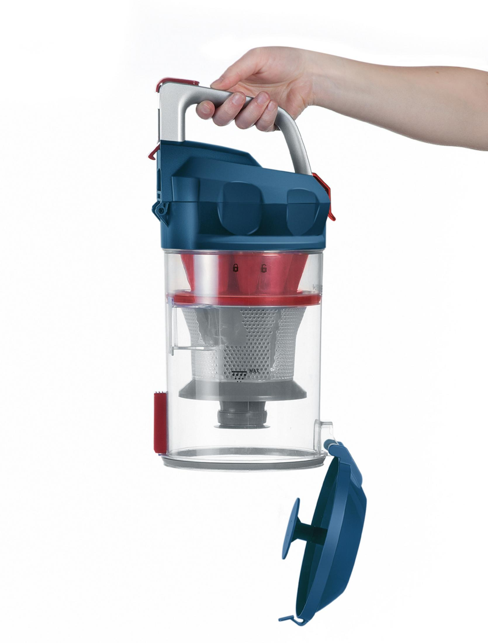 Una mano che tiene un contenitore per aspirapolvere con coperchio blu su sfondo bianco.
