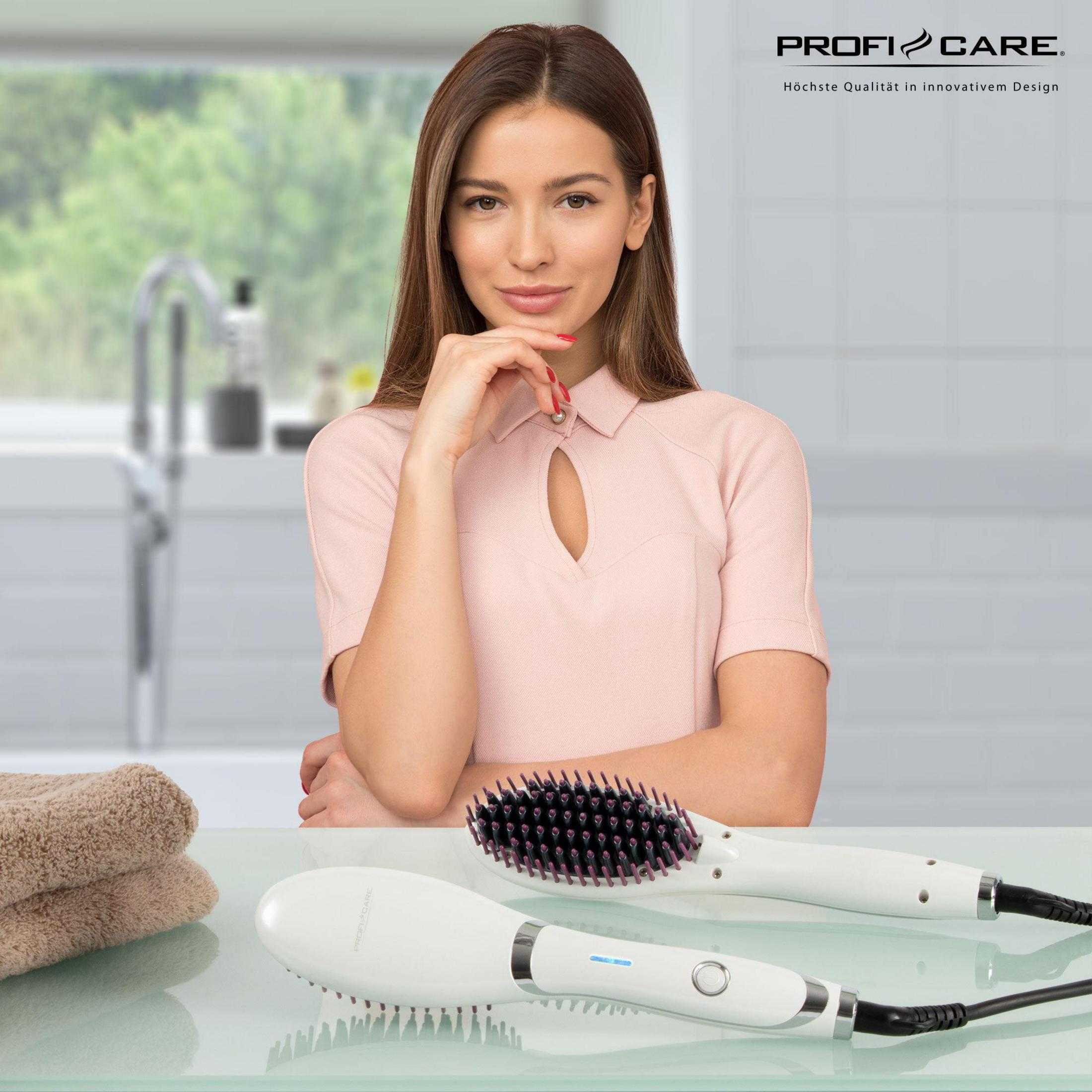 Kobieta w różowej koszuli, podpierająca brodę, dwie szczotki do włosów na stole. Kuchnia.