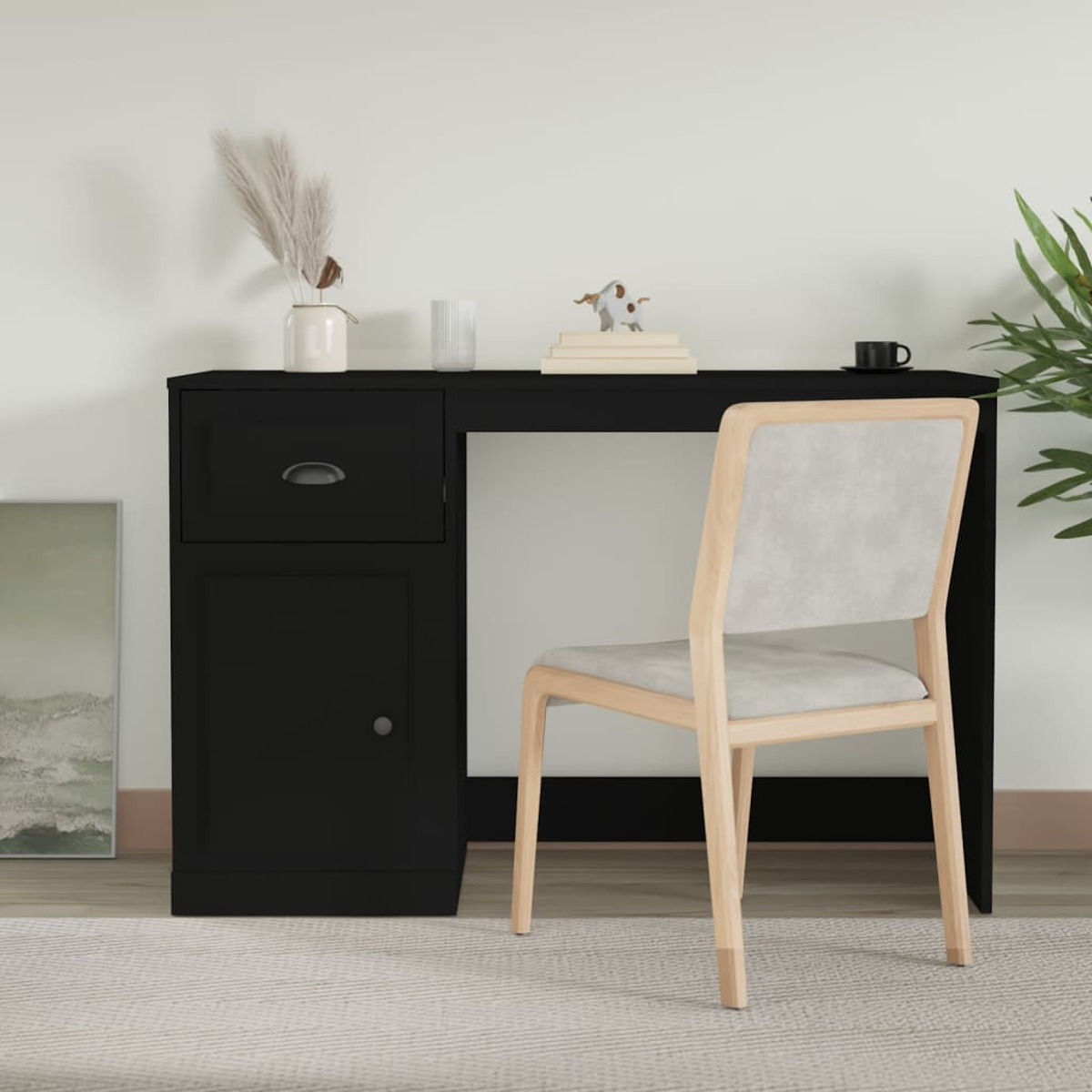 Ein schwarzer Schreibtisch mit Schrank und Schublade und ein Holzstuhl. Es gibt eine Vase und Bücher.