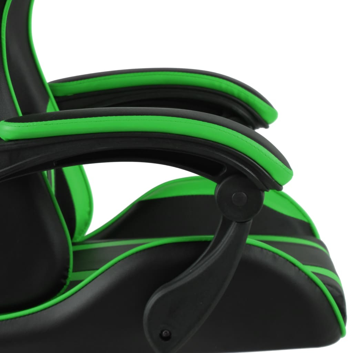 Detail des schwarz-grünen Gaming-Stuhls. Grüne Akzente an Armen und Rücken. Isoliert auf Weiß.