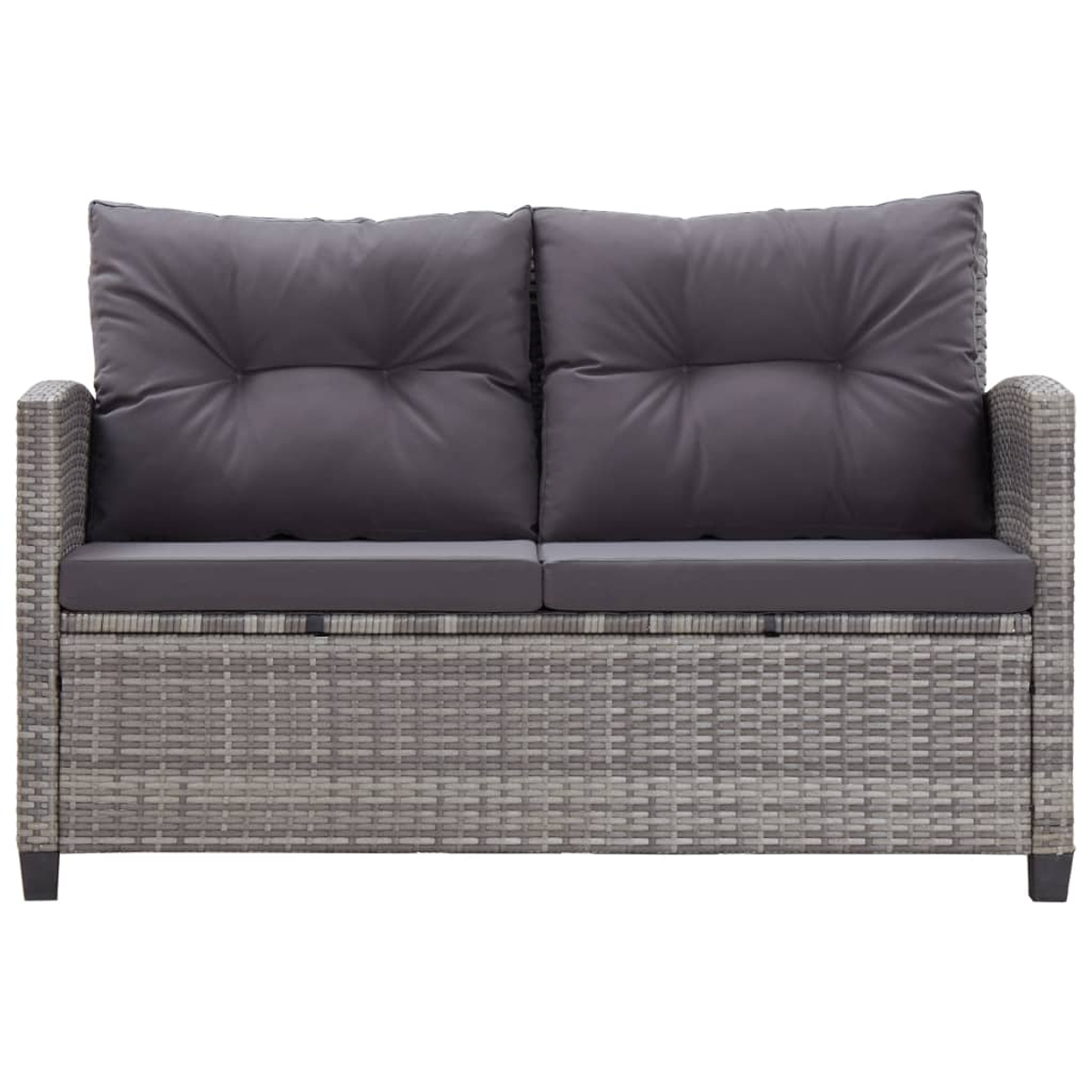 Ein graues Korbmöbelsofa mit zwei grauen Kissen. Zeigt eine Vorderansicht der Möbel.