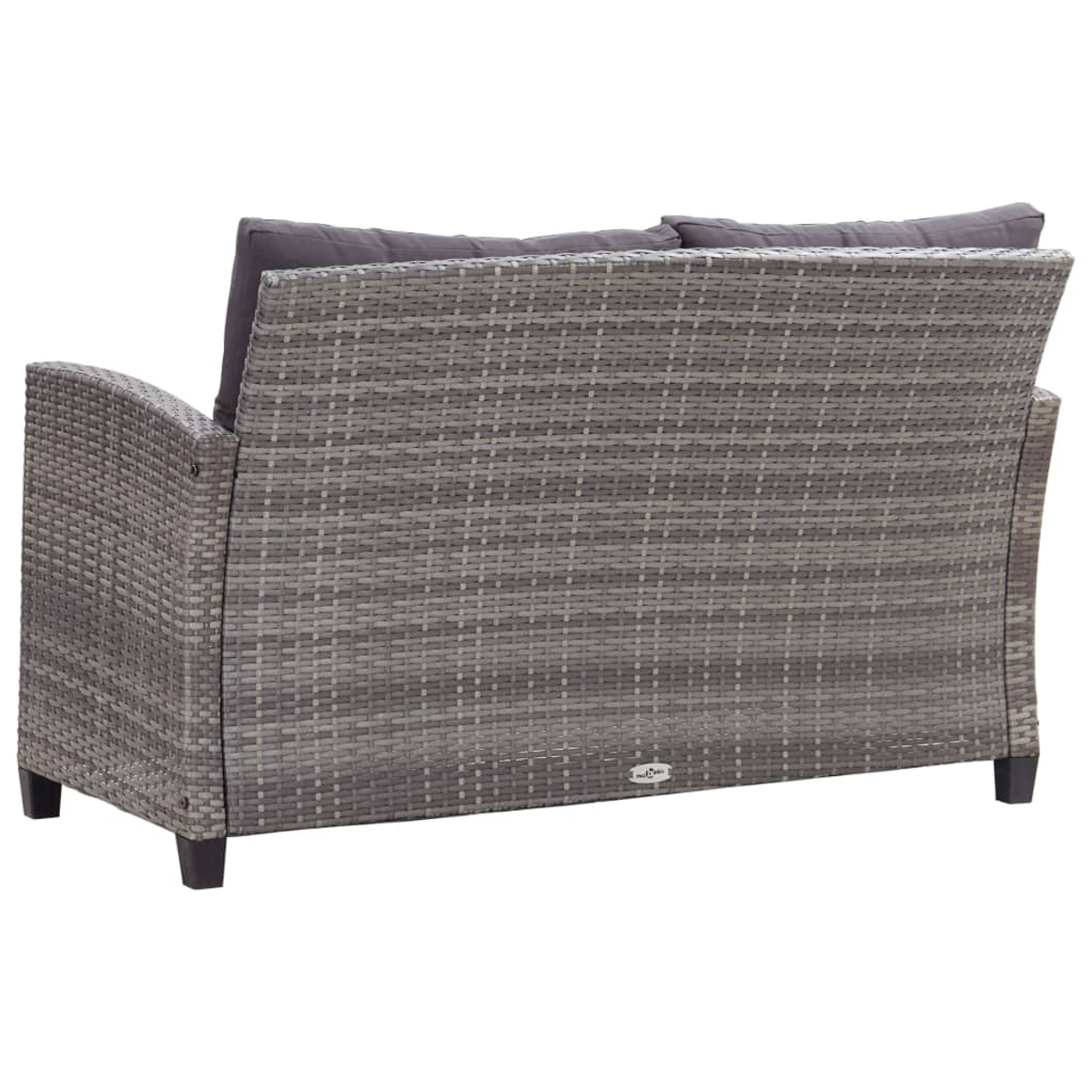 Graues Korbmöbelsofa mit grauen Kissen. Ansicht von hinten.