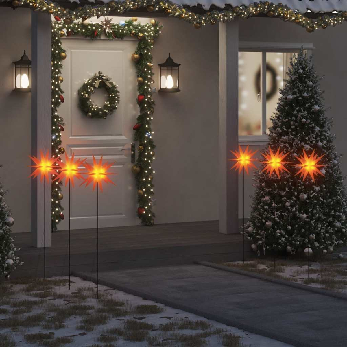 Weihnachtsszene mit beleuchteten Stern-Dekorationen und einer dekorierten Tür.