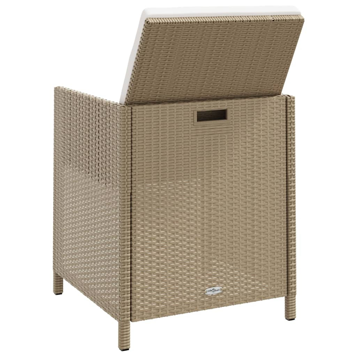 Ein gewebter Stuhl mit hochklappbarem Sitz, der das offene Staufach und seine Struktur zeigt.