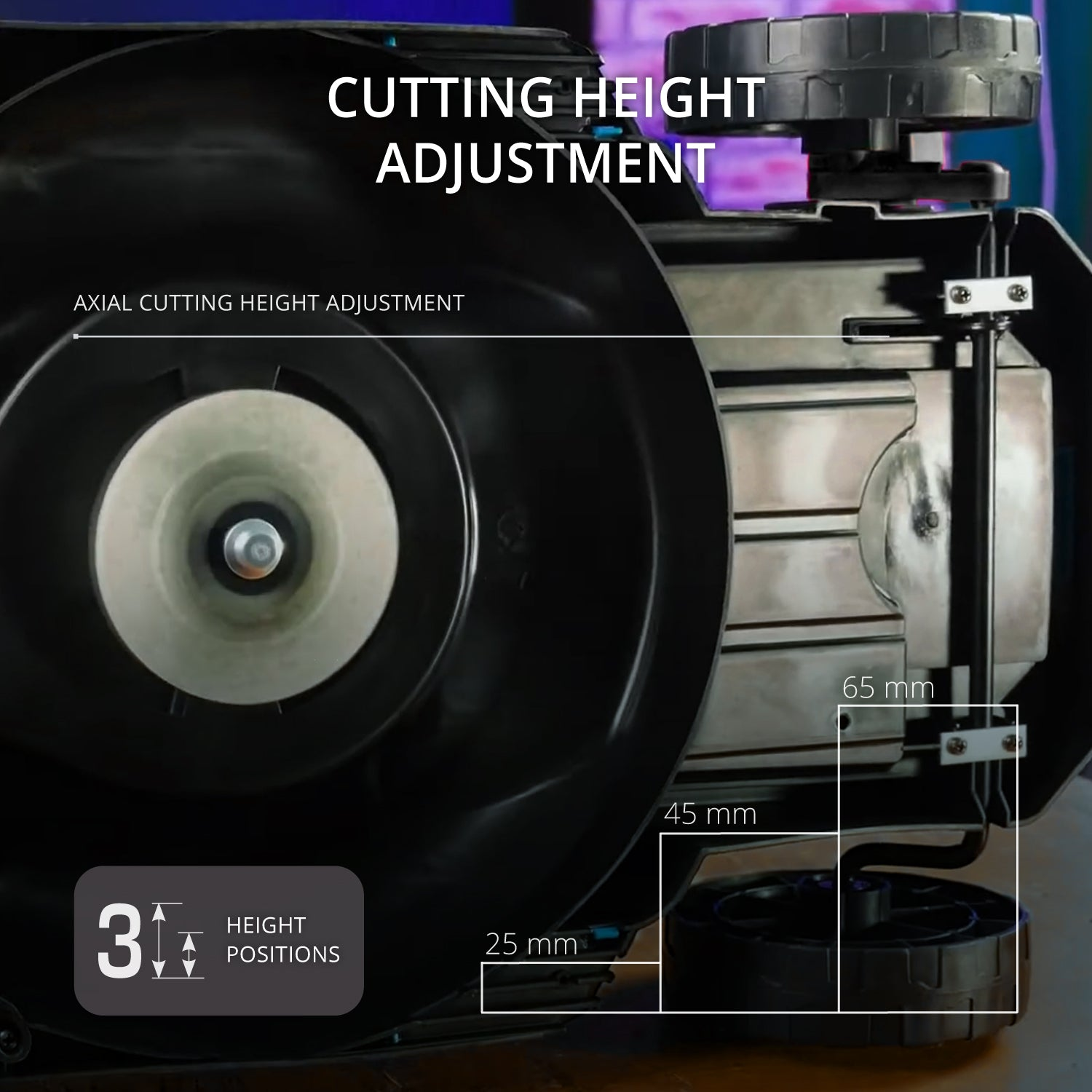 Szczegół kosiarki, pokazujący regulację wysokości koszenia w trzech pozycjach. Czarny i niebieski.
