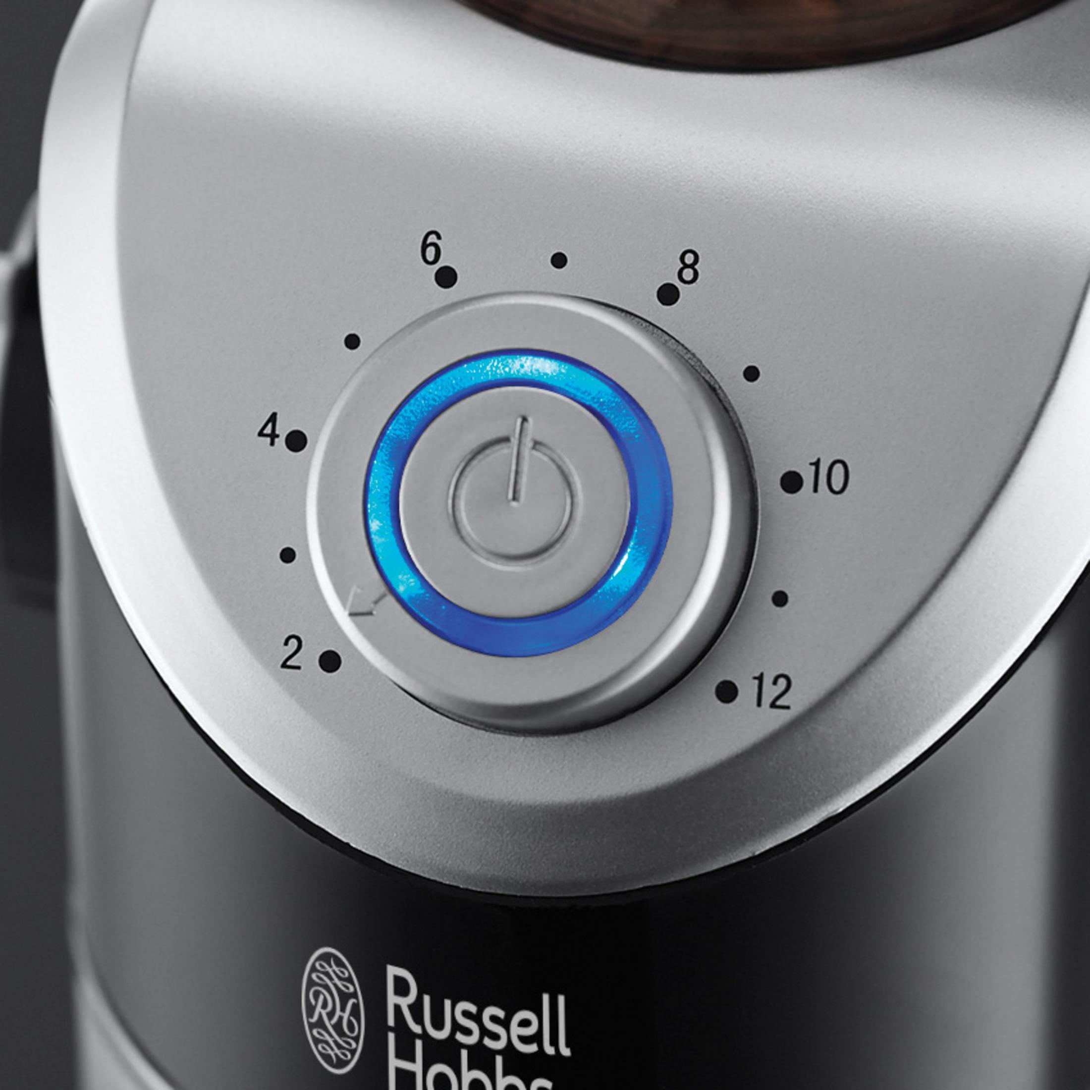 Zbliżenie pokrętła urządzenia Russell Hobbs z cyframi i podświetlanym przyciskiem zasilania.