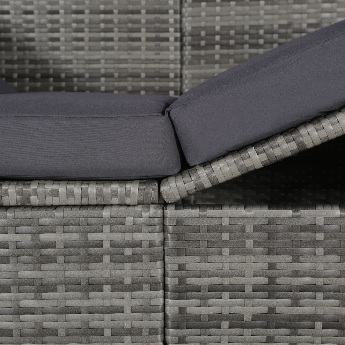 Nahaufnahme von Rattanmöbeln mit einem grauen Kissen.