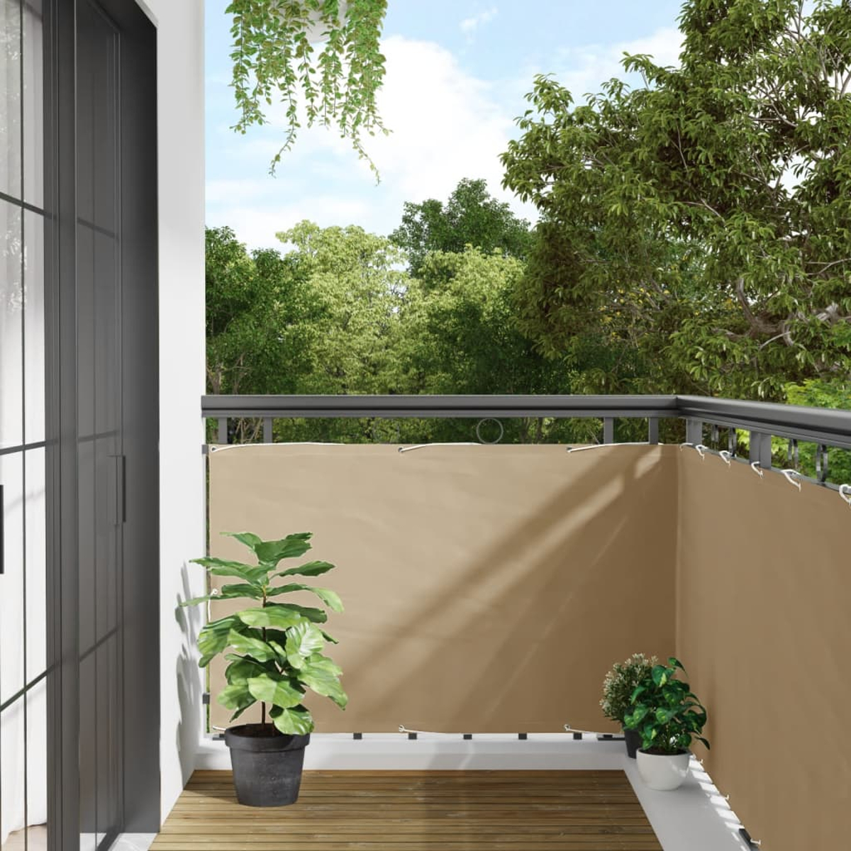Balkon mit Sichtschutz, einer Pflanze und einem grünen Baumhintergrund.