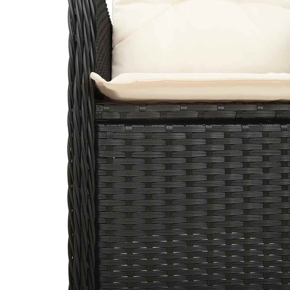 Primo piano della trama in vimini nero con un cuscino beige sul lato.