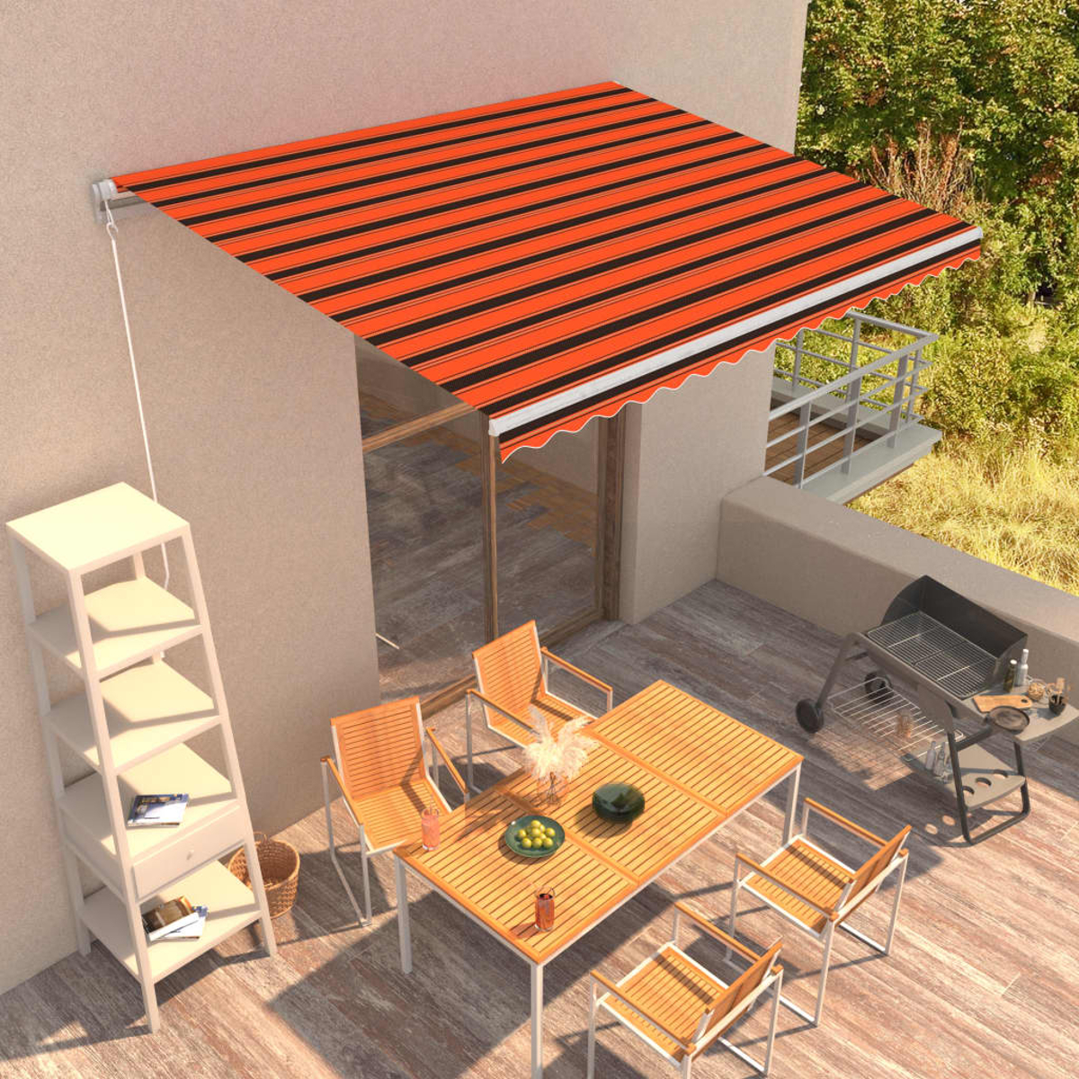 Terrasseneinrichtung im Freien mit Markise, Tisch, Stühlen und Grill. Sonniger Tag.