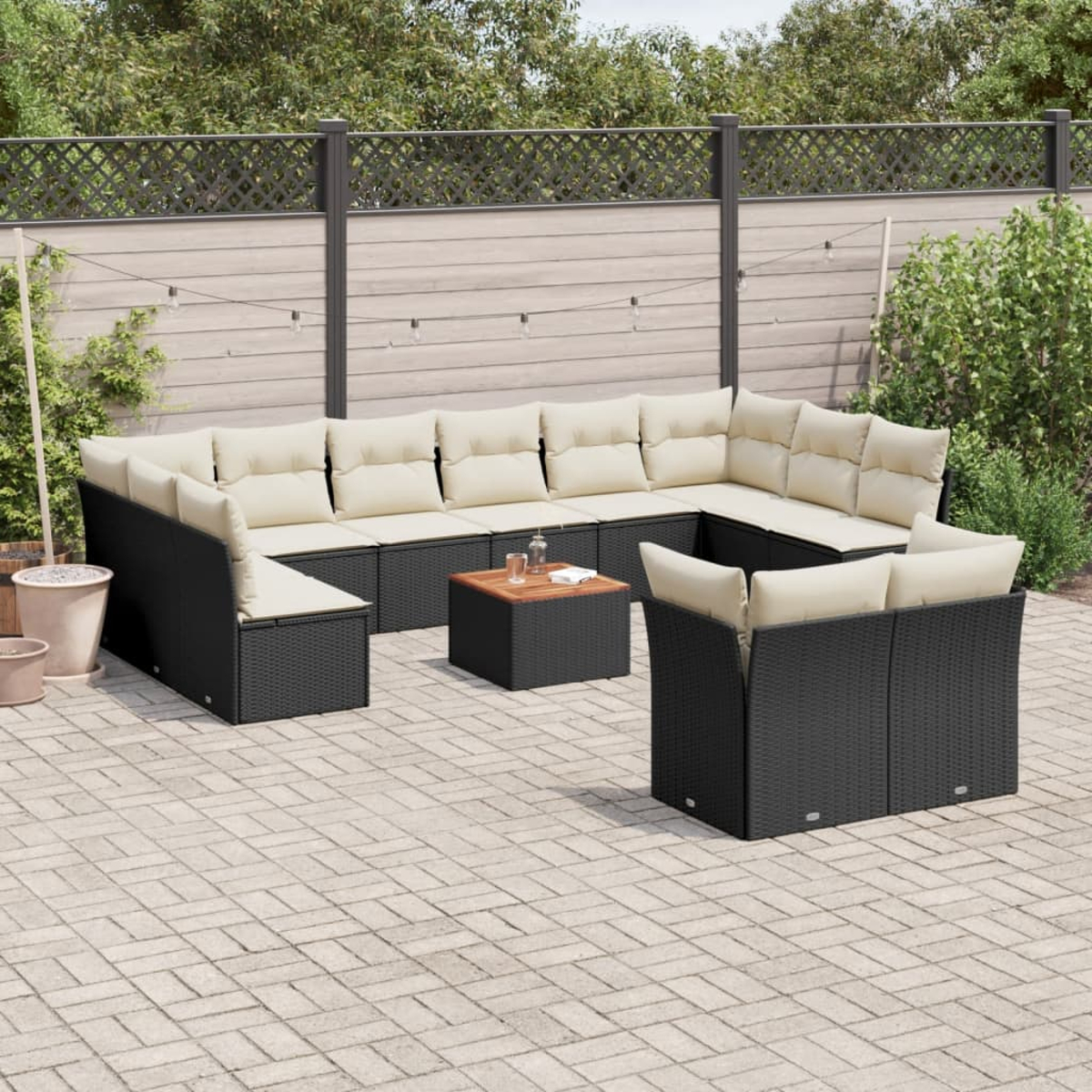 Schwarzes Rattansofa-Set für den Außenbereich. Inklusive Tisch und Kissen.