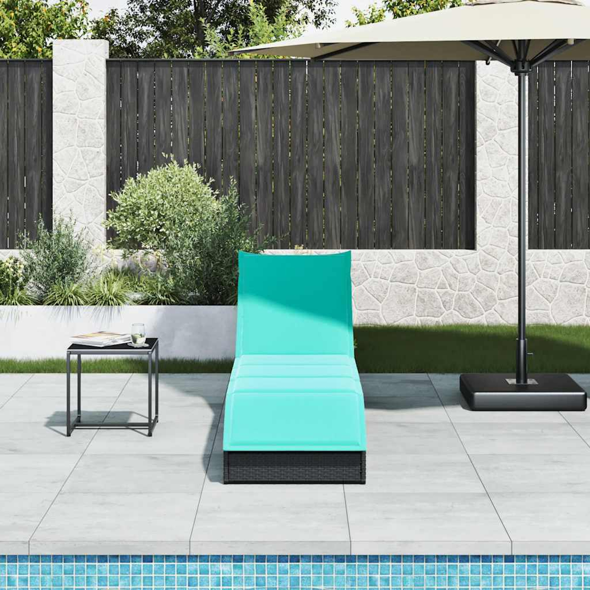 Szene am Pool mit türkisfarbener Sonnenliege, kleinem Tisch, schwarzem Zaun und Schirm.