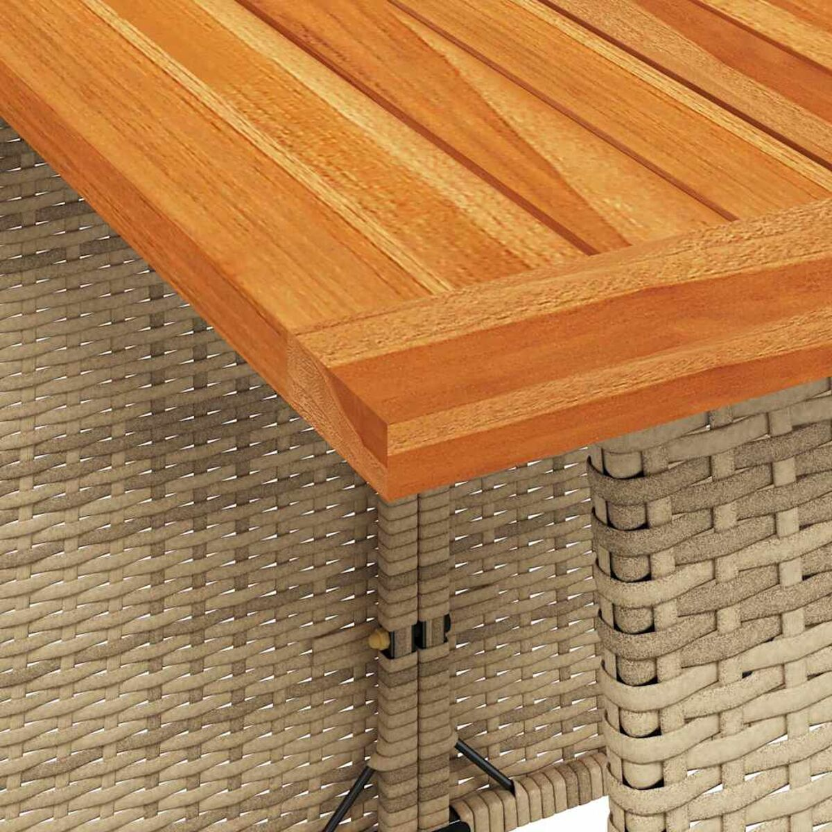 Nahaufnahme einer Holz-Tischplatte mit gewebtem Rattan-Unterbau, zeigt Maserung und Textur.