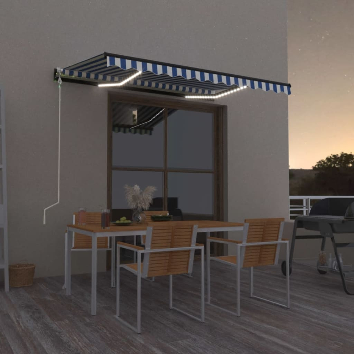 Terrassenszene mit Tisch, Stühlen und Markise. Die Szene ist in der Dämmerung.