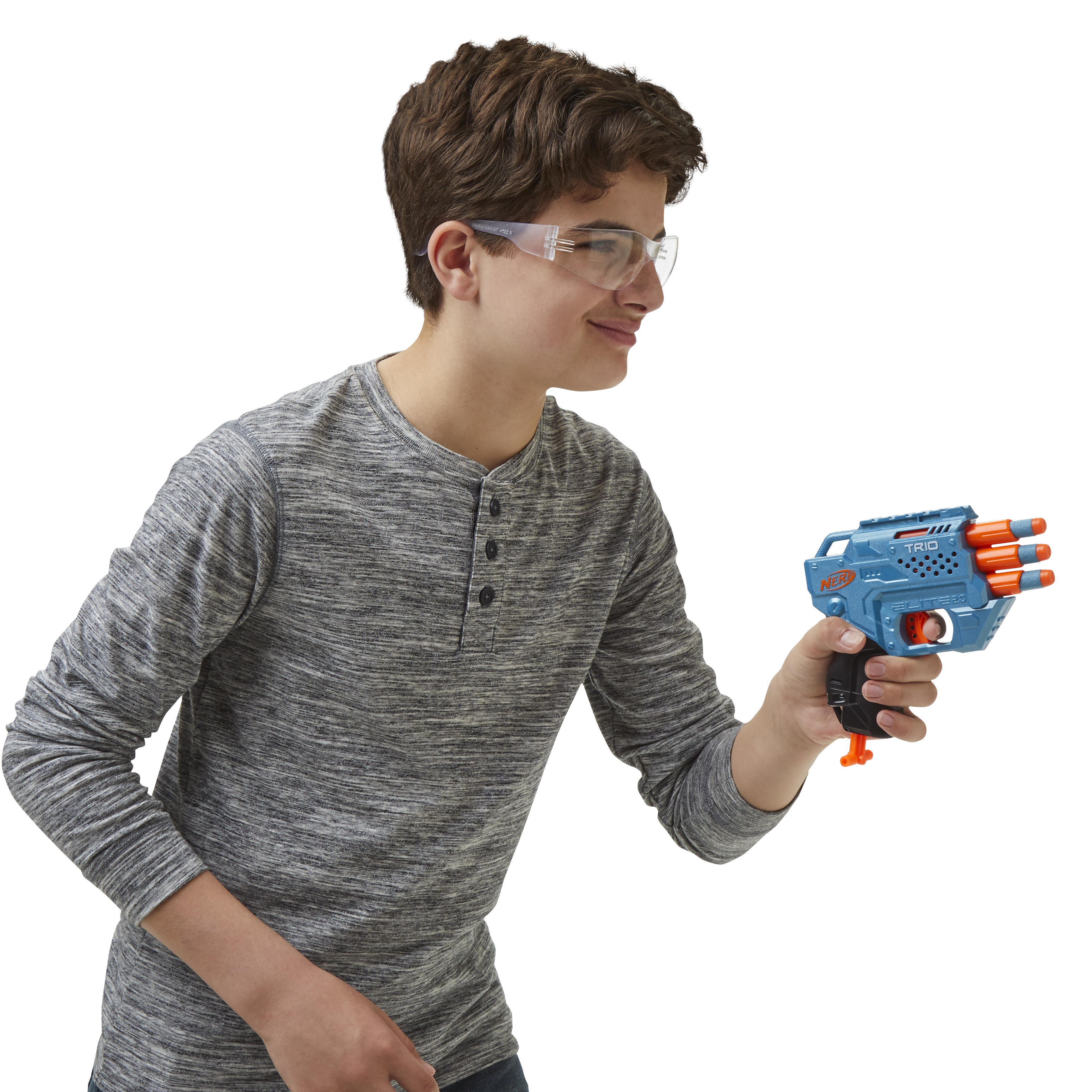 Un ragazzo con occhiali protettivi che mira con una pistola Nerf Trio blu.