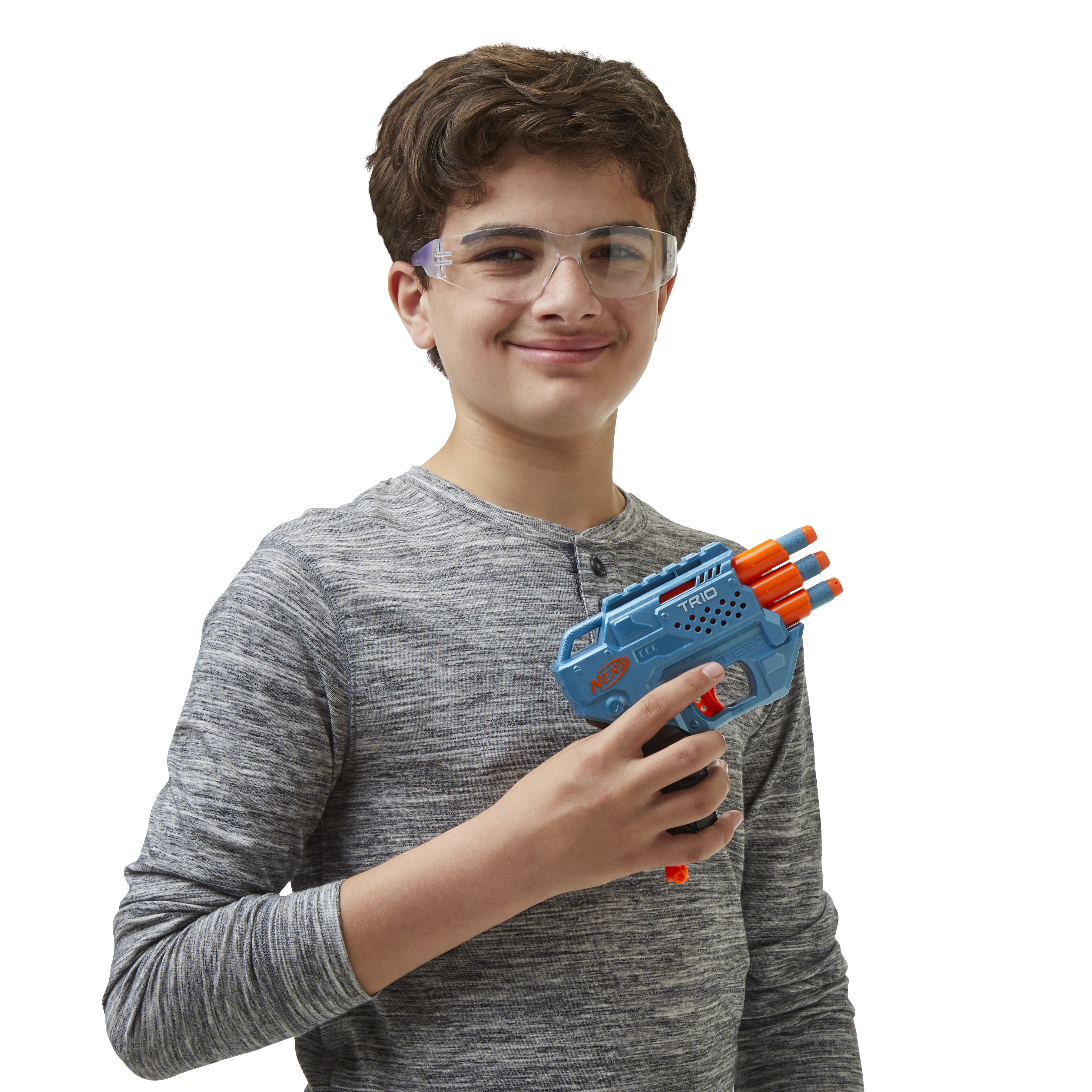 Ragazzo adolescente con occhiali protettivi, sorridente, che tiene in mano una pistola Nerf blu. La pistola ha dardi arancioni.