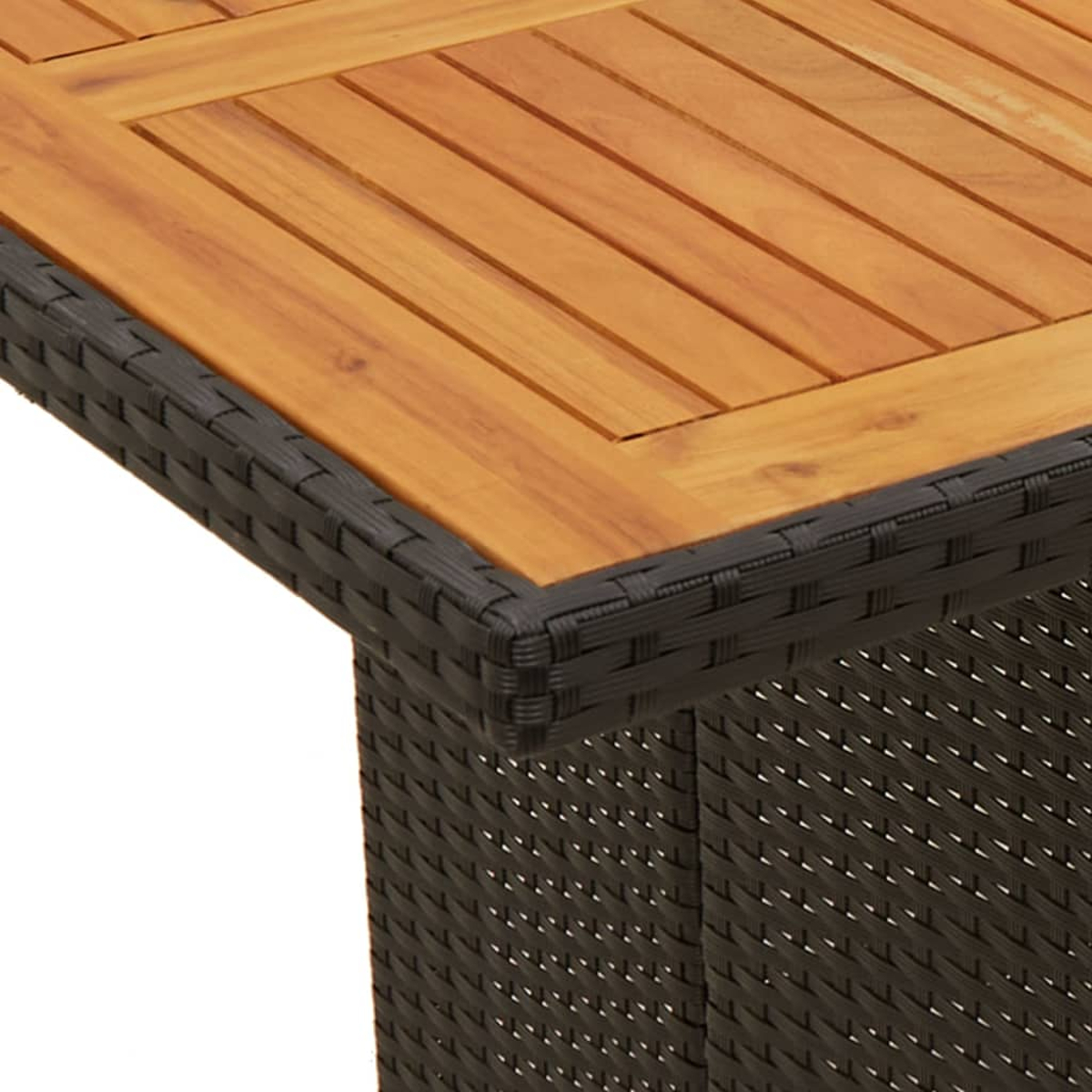 Nahaufnahme einer hölzernen Tischplatte mit schwarzem gewebtem Rand. Das Holz ist hellbraun.