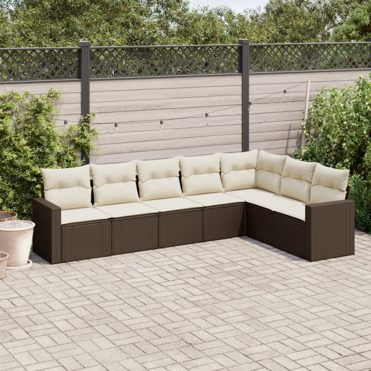 Outdoor-Ecksofa mit hellbraunem Korbgeflecht und beigen Kissen. Es steht auf einer Backstein-Terrasse.