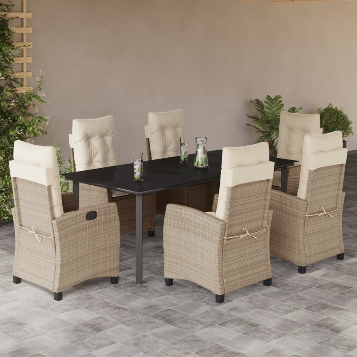Terrassenset: Tisch mit sechs Stühlen, Rattan-Design, beige Kissen, auf gefliestem Patio.
