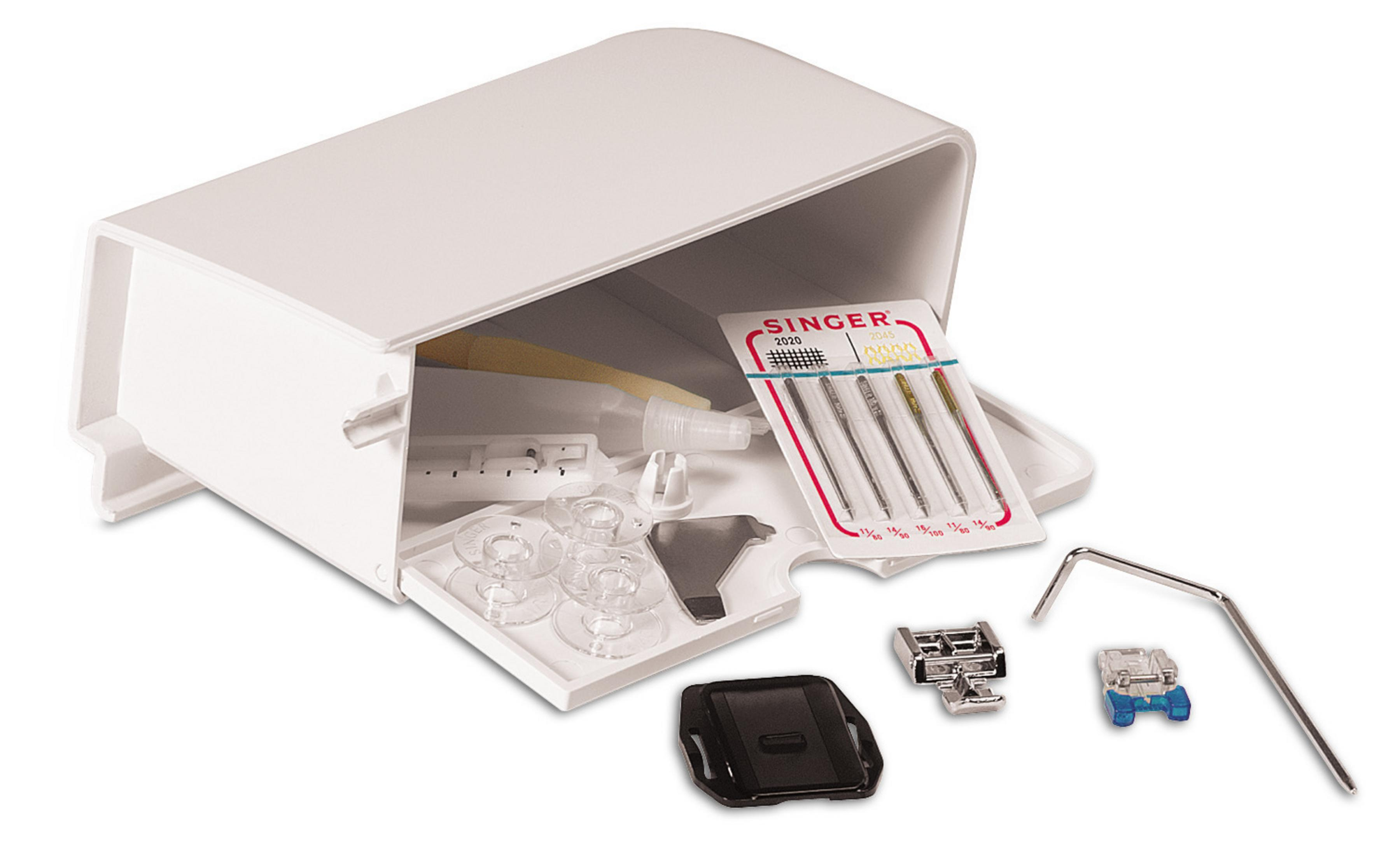Otwarta biała skrzynka na akcesoria do maszyny do szycia z igłami, szpulkami i narzędziami.