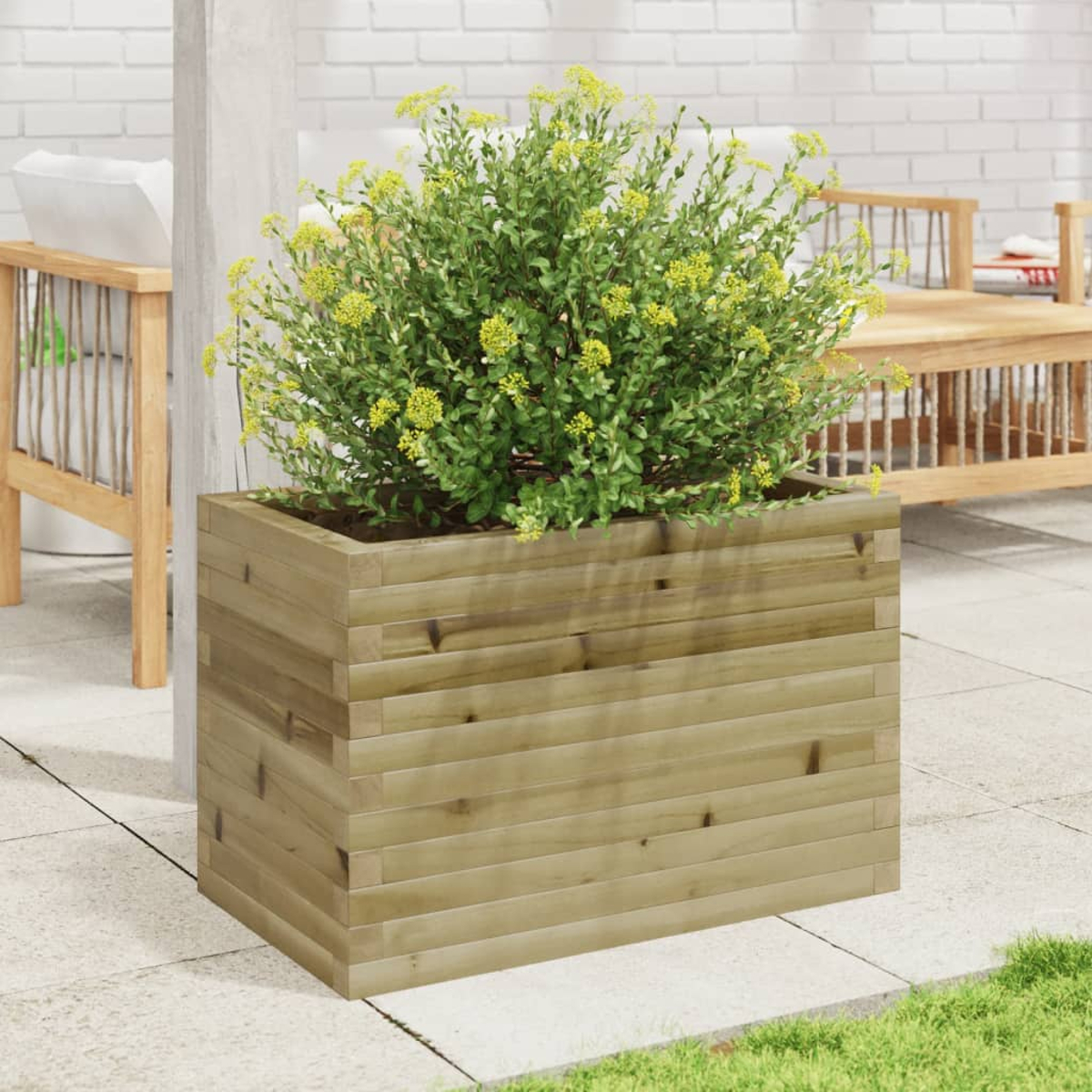 Holzpflanzkasten mit grünen Pflanzen und gelben Blumen, auf einer Terrasse platziert.