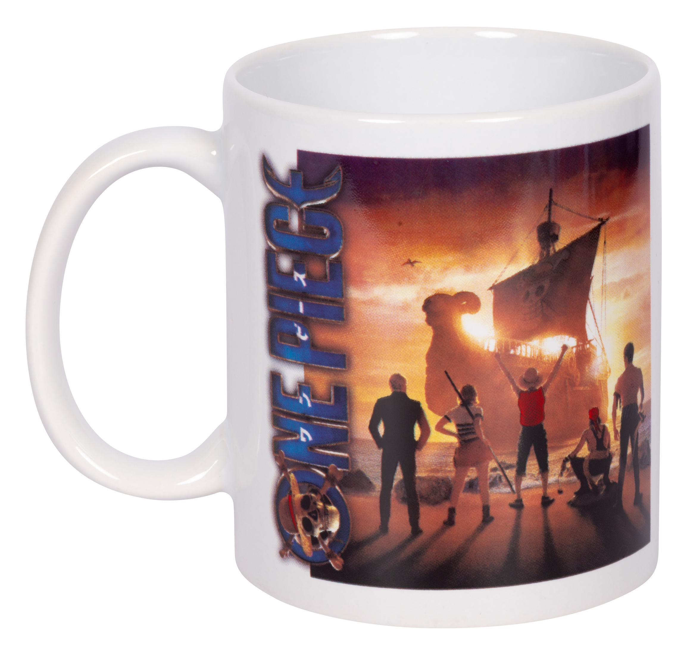 Ein weißer Becher mit einer aufgedruckten One Piece Anime-Szene.