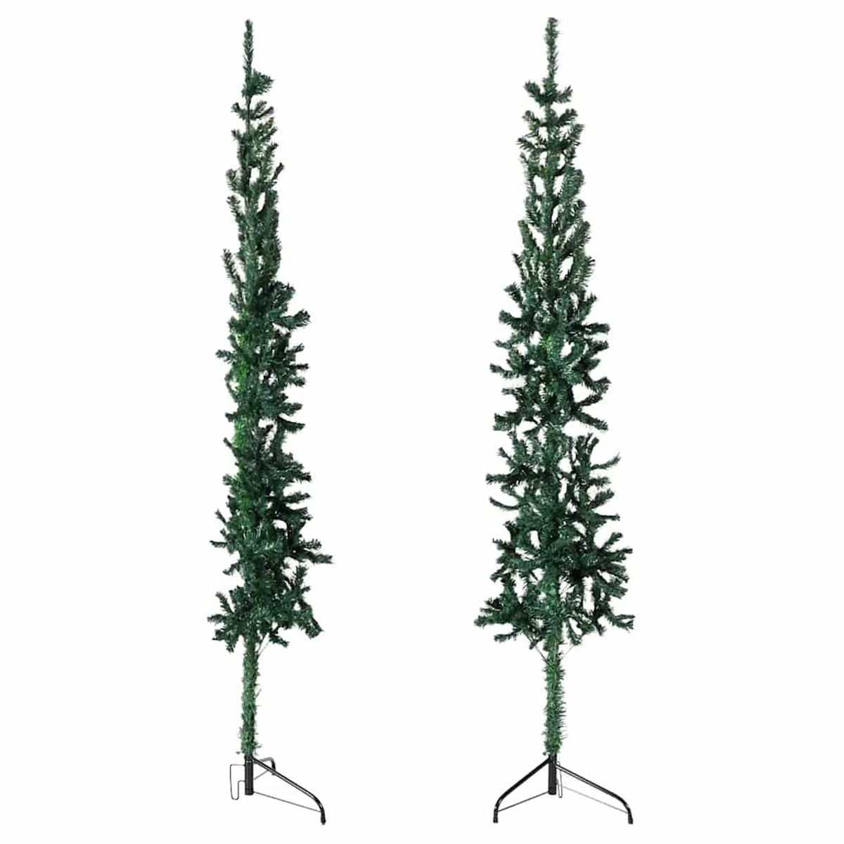 Zwei hohe, dünne grüne Weihnachtsbäume vor weißem Hintergrund.